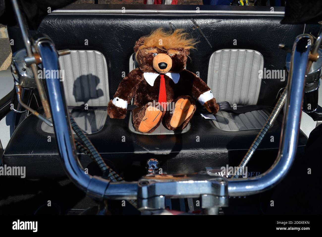 Ein „Donald Trump Bear“ sitzt auf der Rückseite eines Trike-Motorcyclce, der bei einer Pro-Trump-Rallye „New York Triumph“ geparkt wurde, die von der Staten Island Ruplican Party organisiert wurde und am 3. Oktober 2020 im Bricktwon Center in Charleston im New Yorker Stadtteil Staten Island, NY, stattfand. Präsident Donald Trump gab am 2. Oktober bekannt, dass er (und First Lady Melania Trump) positiv auf COVID-19 getestet und mit dem Hubschrauber vom Weißen Haus zum Walter Reed National Medical Center transportiert wurde, wo er derzeit wegen einer Coronavirus-Infektion behandelt wird. (Anthony Behar/Sipa USA) Stockfoto