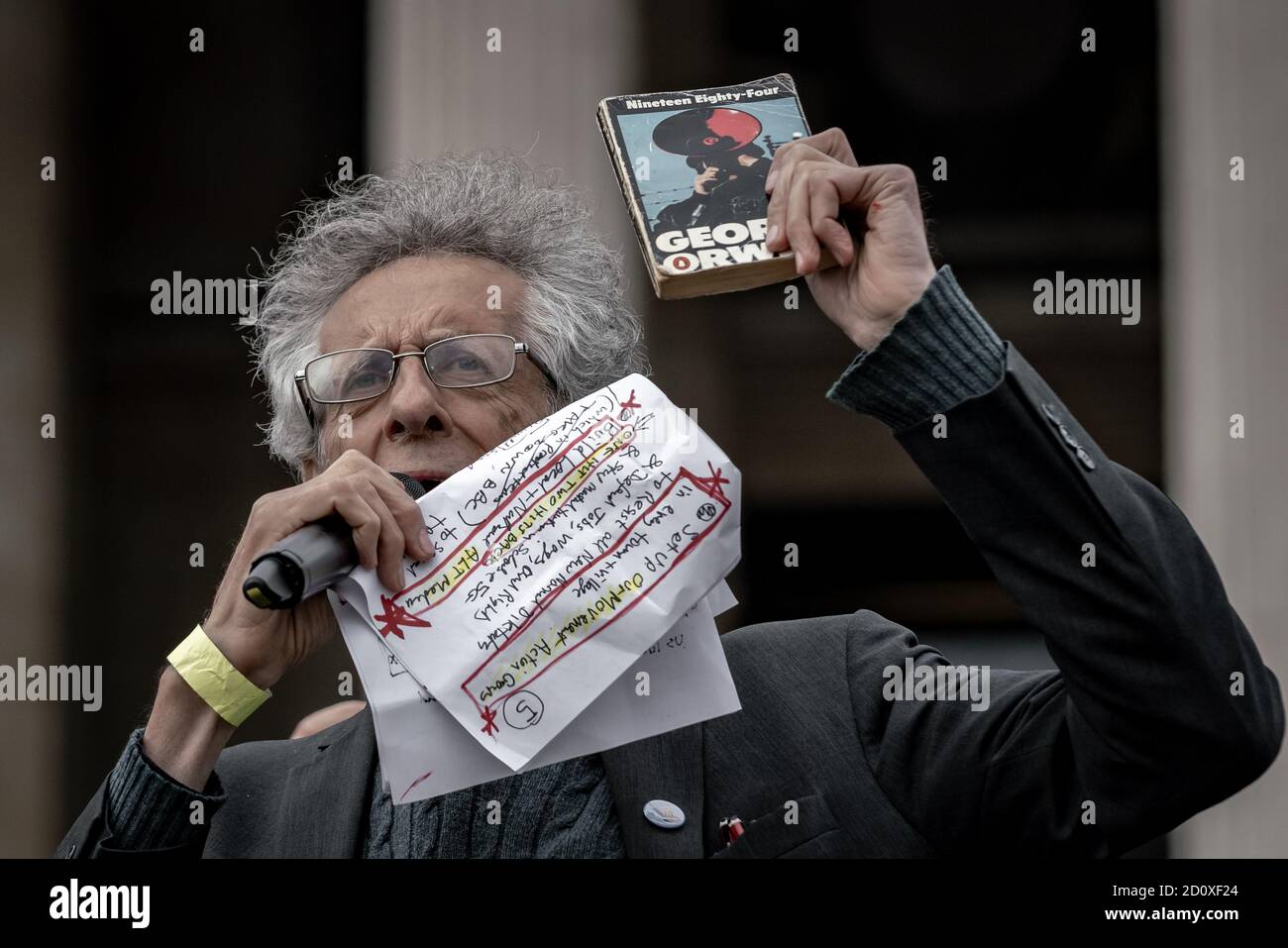 Tausende maskenlose Demonstranten ignorieren die soziale Distanzierung für ‘Wir stimmen nicht zu’ Anti-Lockdown-Proteste und Kundgebungen am Trafalgar Square, London, Großbritannien. Stockfoto