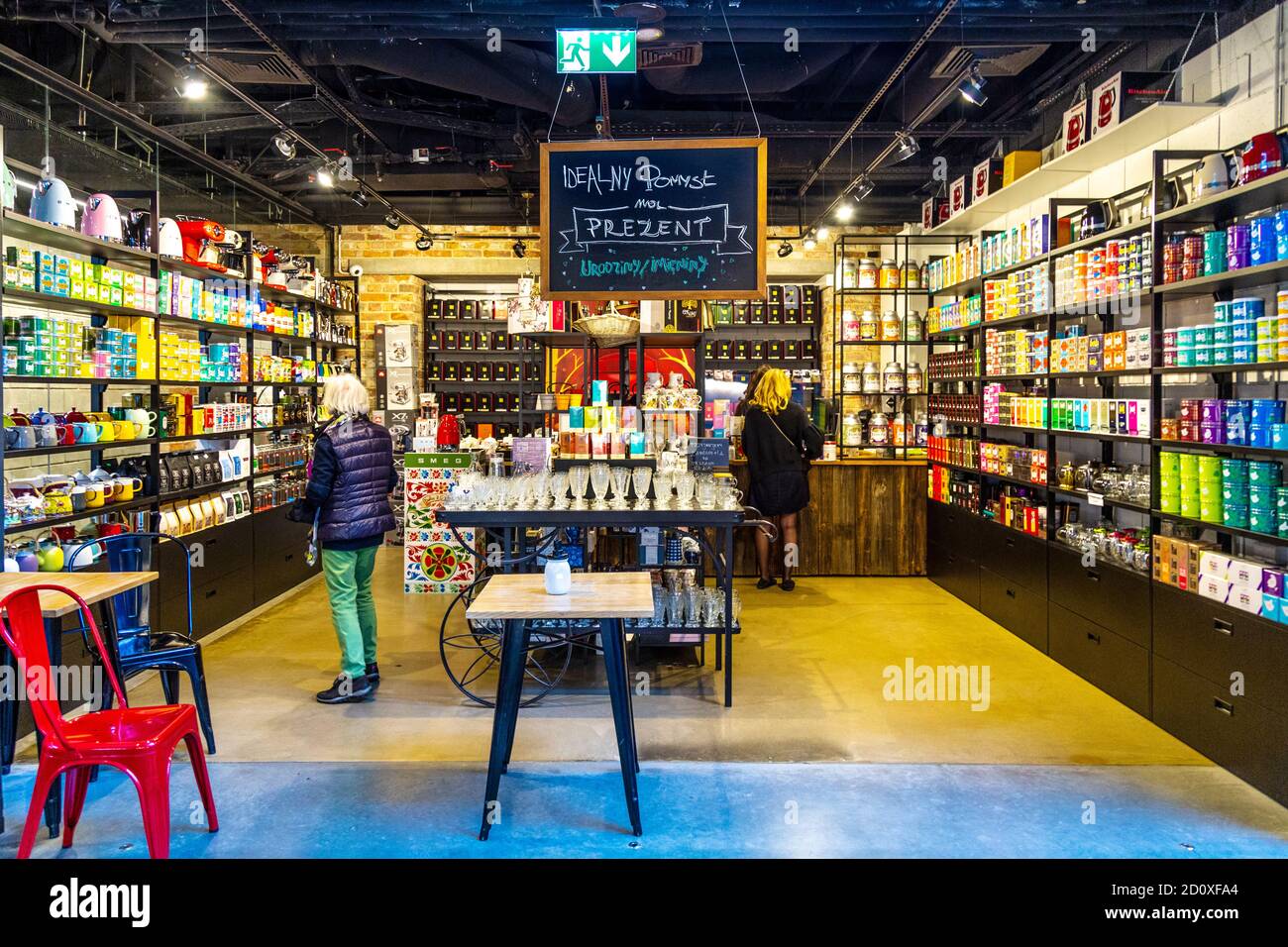 Interieur des Teeladens Salon de Thé in Hala Koszyki, Warschau, Polen Stockfoto