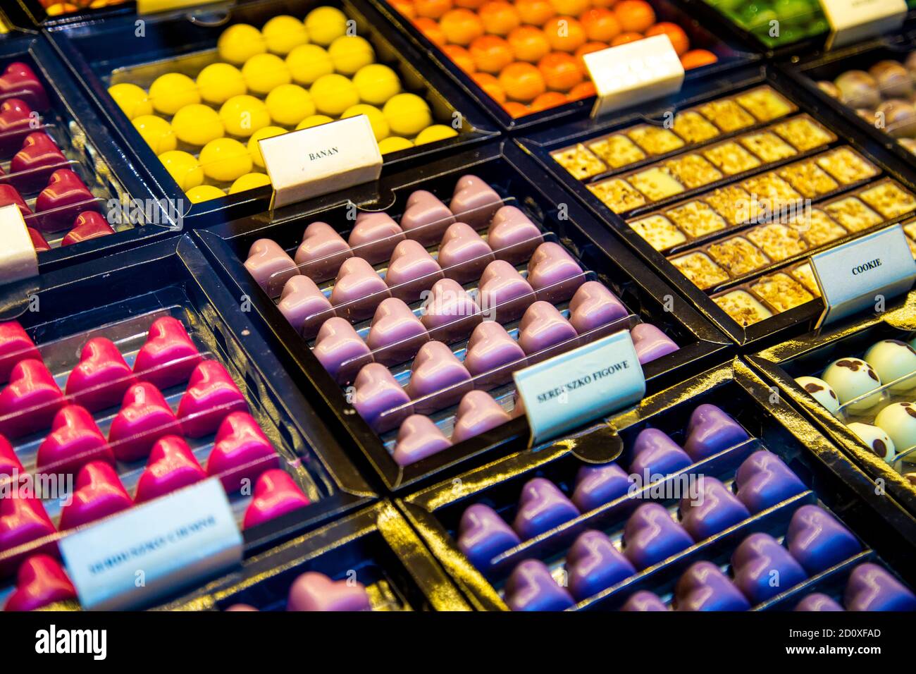 Bunte Schokolade im Karmello Chocolates, Hala Koszyki, Warschau, Polen Stockfoto