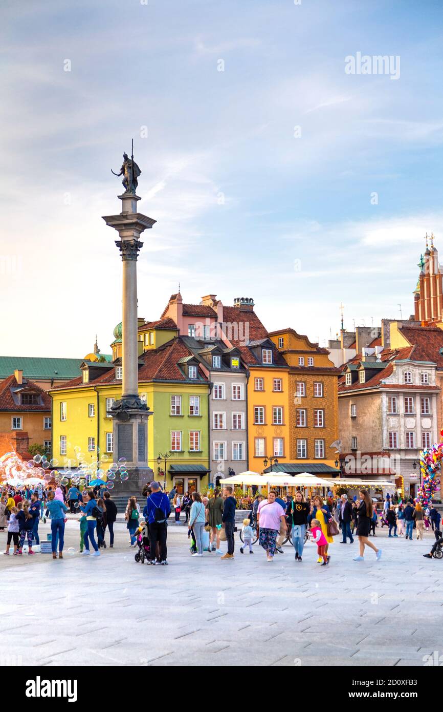 Schlossplatz in der Warschauer Altstadt mit Zygmunt-Säule auf der linken Seite, Warschau, Polen Stockfoto