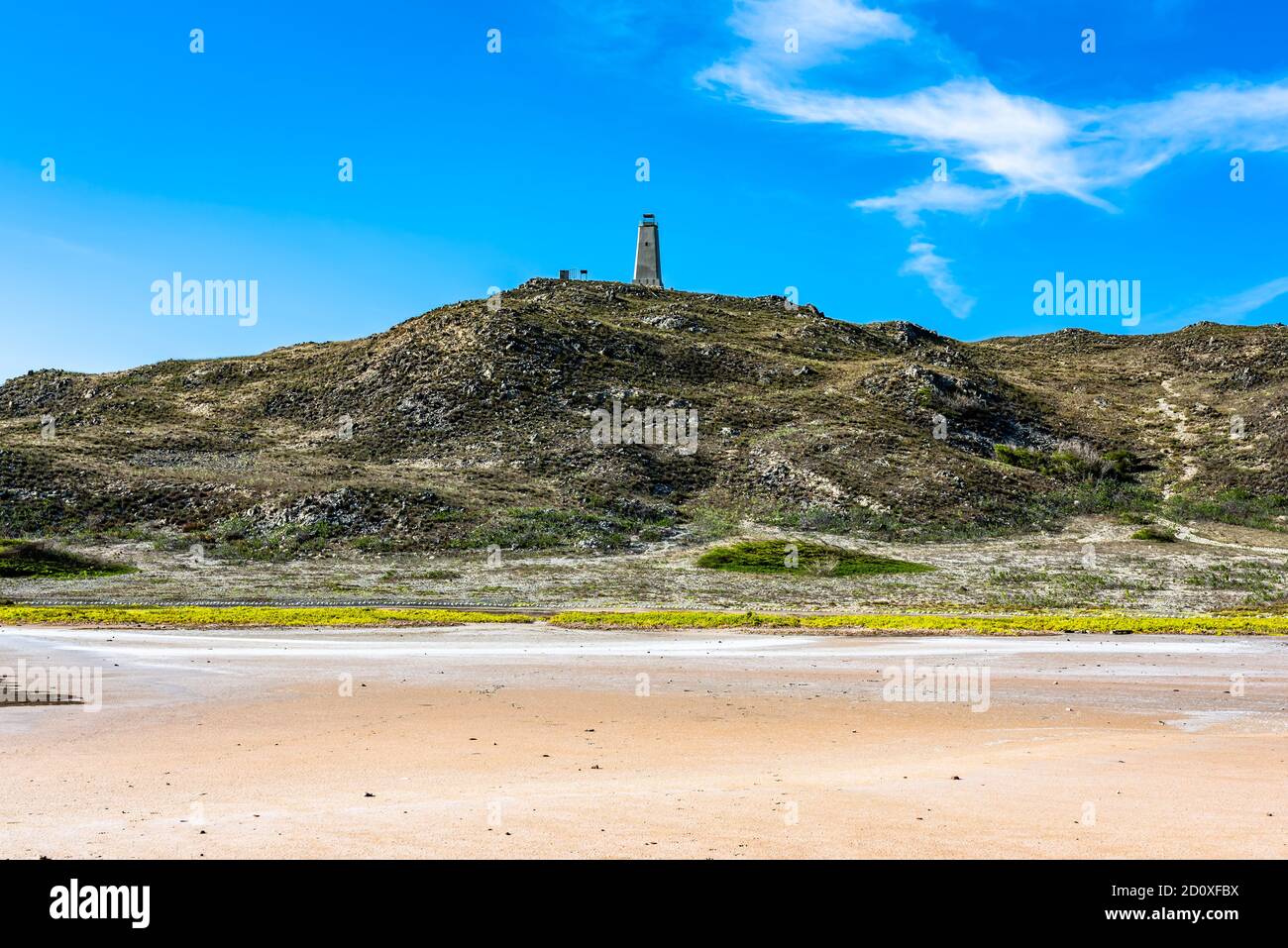 Blick auf den Leuchtturm im höchsten Felsen der Insel Gran Roque (Los Roques Archipel, Venezuela). Stockfoto