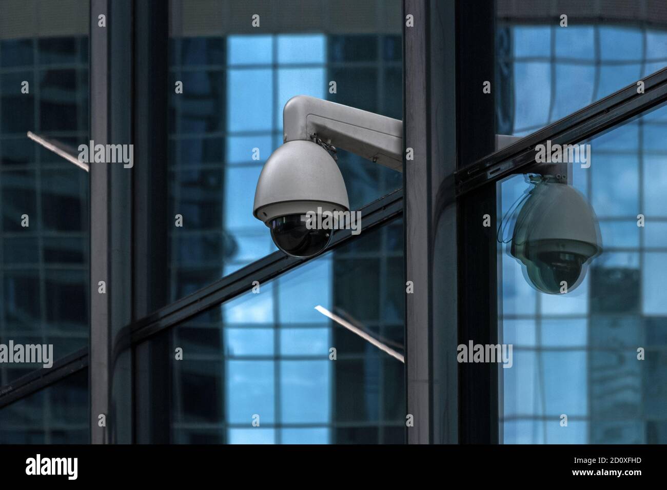 Überwachungskamera im Bürogebäude aus Glas Stockfoto
