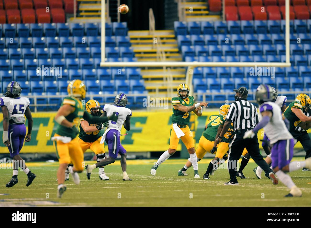 3. Oktober 2020: North Dakota State Bison Quarterback Trey Lance (5) übergibt den Ball im dritten Viertel eines NCAA FCS Fußballspiels zwischen den Central Arkansas Bears und dem North Dakota State Bison im Fargo Dome, Fargo, ND. North Dakota State gewann 39-28. Russell Hons/CSM Stockfoto