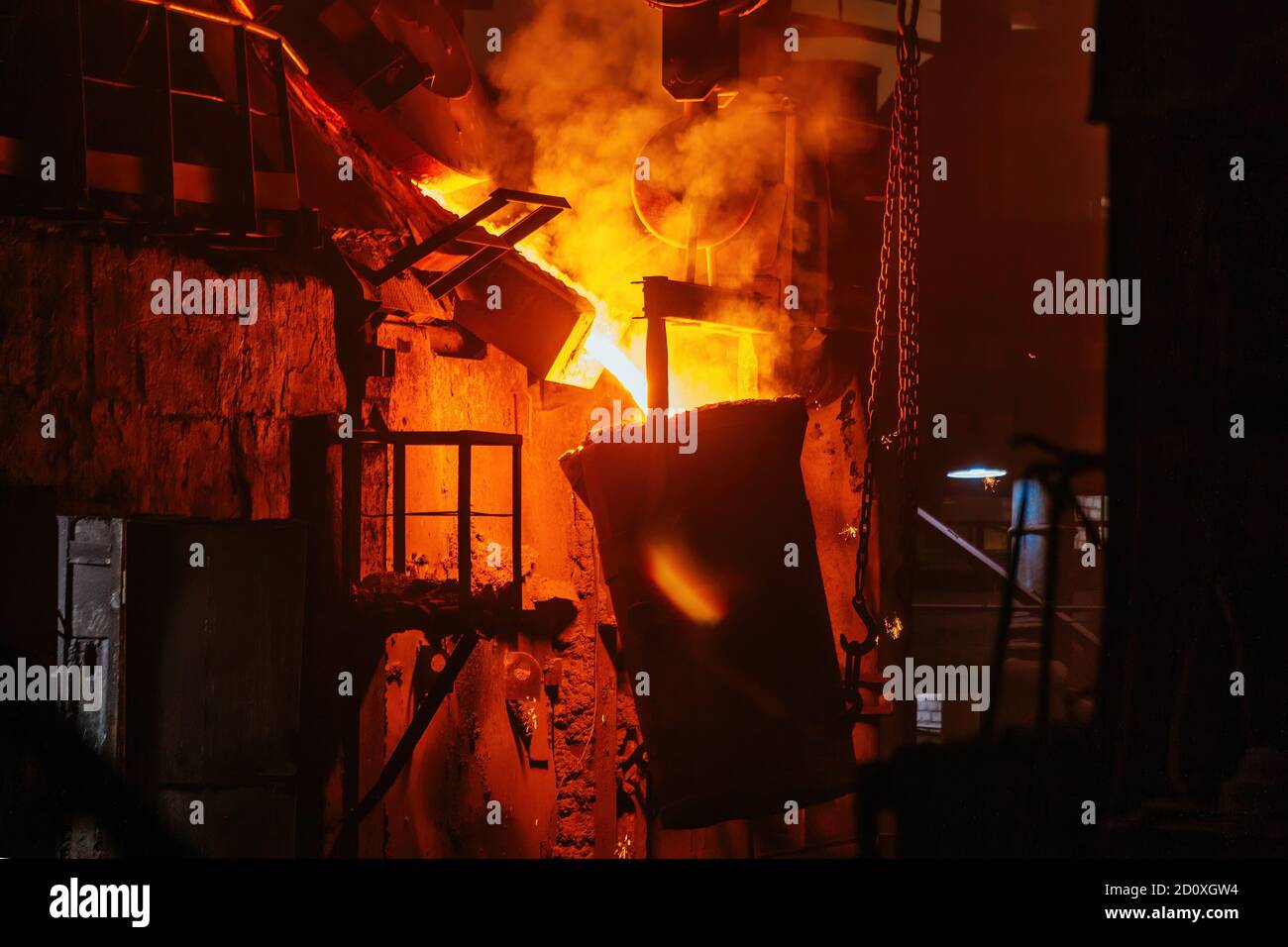 Metallguss-Prozess in metallurgischen Werk.Flüssiges Metall Gießen in Schöpfkelle Zum Gießen Stockfoto