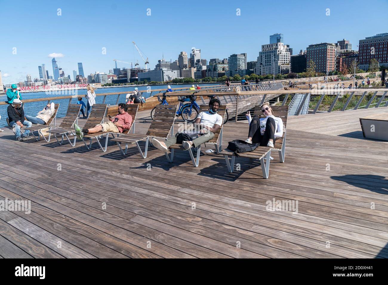 New York, Usa. Oktober 2020. Der erste neue Pier in einem Jahrzehnt wurde diese Woche im Hudson River Park am Pier 26 eröffnet. Der Bau des Piers begann 2018 und der Park wurde in der ersten Oktoberwoche 2020 eröffnet. Es hat viele Bänke und den Ball Court. Das Herzstück des Parks ist Tide Deck, das einen Blick auf die ursprüngliche Küste der Stadt bietet. (Foto von Lev Radin/Pacific Press) Quelle: Pacific Press Media Production Corp./Alamy Live News Stockfoto