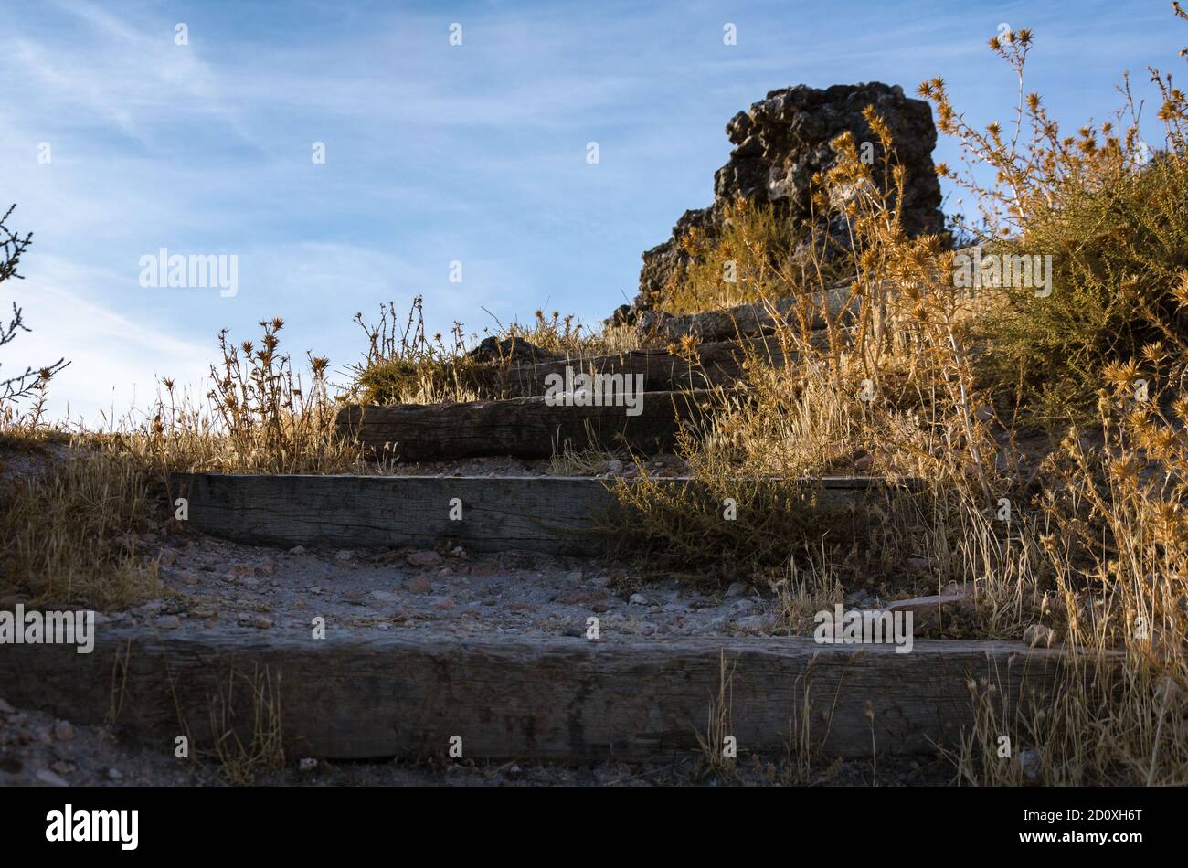 Holztreppe hinauf zu den Ruinen der Burg, Hita, Guadalajara, Spanien Stockfoto