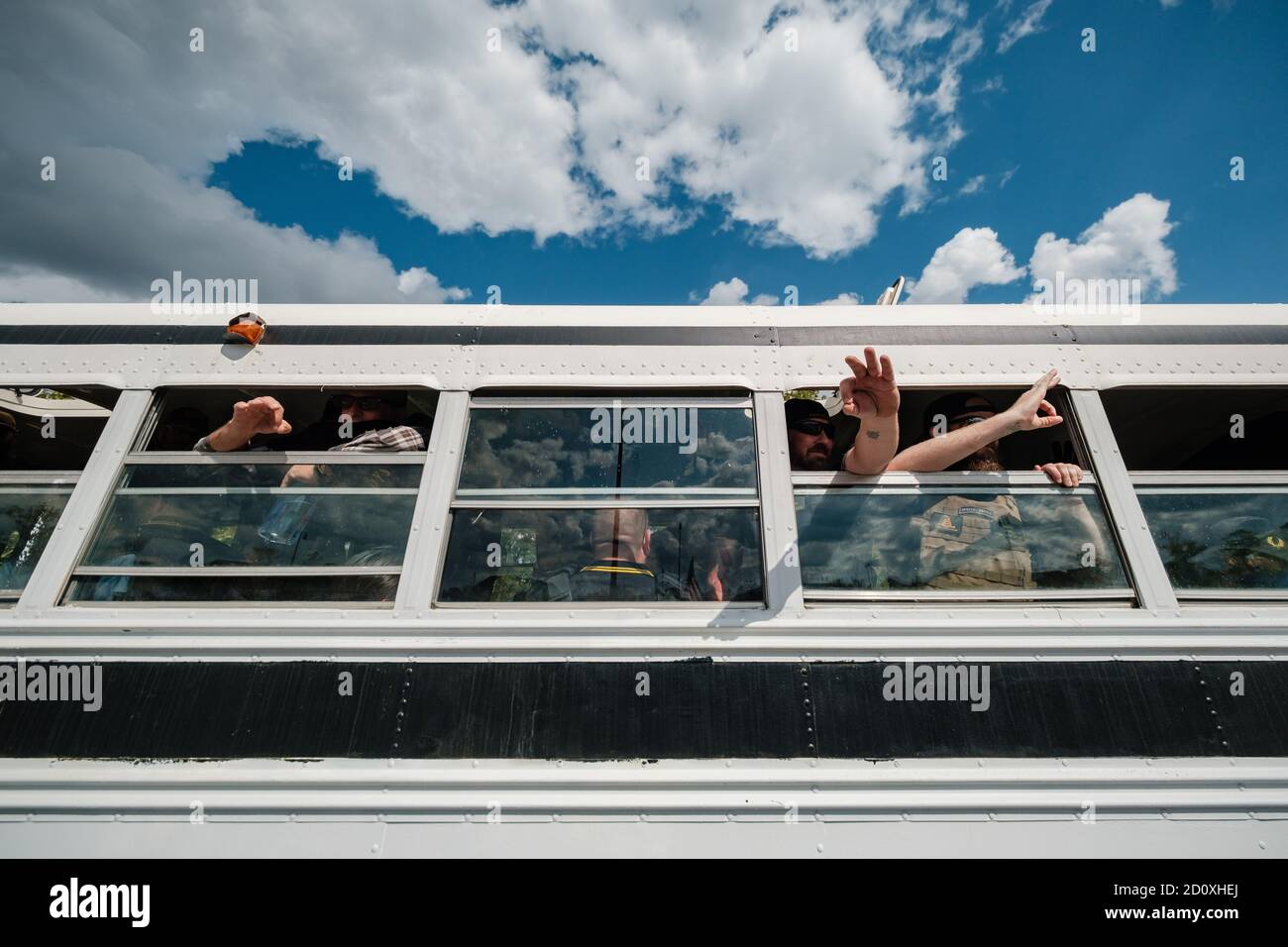 New Albany, Oh, USA. Oktober 2020. Nach einem Breif-marsch besteigen die Proud Boys ihren Bus und blitzen White Power Handgesten während eines Besuchs in New Albany, Ohio, Samstag, 3. Oktober 2020. Die genaue Absicht ihres Besuches wurde in einer Online-Pressemitteilung dargelegt, in der weit verbreitete Konsipraktheorien detailliert beschrieben wurden, die speziell auf wohlhabende Eliten abzielen. Im Fall von New Albany, das der "Finanzierung Hass" beschuldigt wird, besuchten die Proud Boys in der Reihenfolge "" . um allen zu zeigen, dass unsere Liebe zu Gott und Amerika den Hass der Linken übertrumpft! Quelle: Andrew Dolph/ZUMA Wire/Alamy Live News Stockfoto