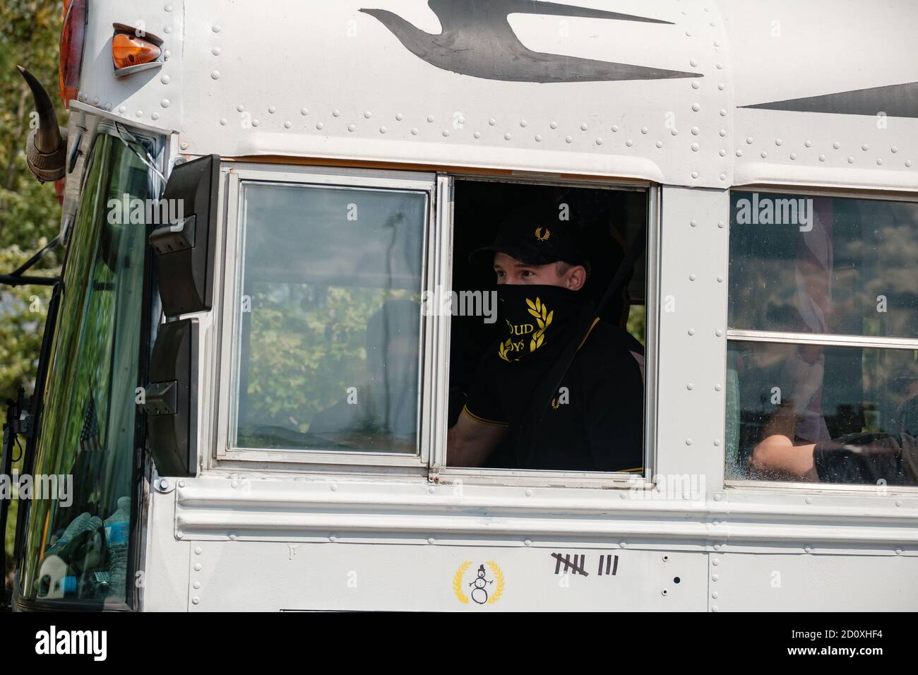 New Albany, Oh, USA. Oktober 2020. Nach einem ersten durchmarsch verlassen Proud Boys New Albany, Ohio, Samstag, 3. Oktober 2020. Die genaue Absicht ihres Besuches wurde in einer Online-Pressemitteilung dargelegt, in der weit verbreitete Konsipraktheorien detailliert beschrieben wurden, die speziell auf wohlhabende Eliten abzielen. Im Fall von New Albany, das der "Finanzierung Hass" beschuldigt wird, besuchten die Proud Boys in der Reihenfolge "" . um allen zu zeigen, dass unsere Liebe zu Gott und Amerika den Hass der Linken übertrumpft! Quelle: Andrew Dolph/ZUMA Wire/Alamy Live News Stockfoto