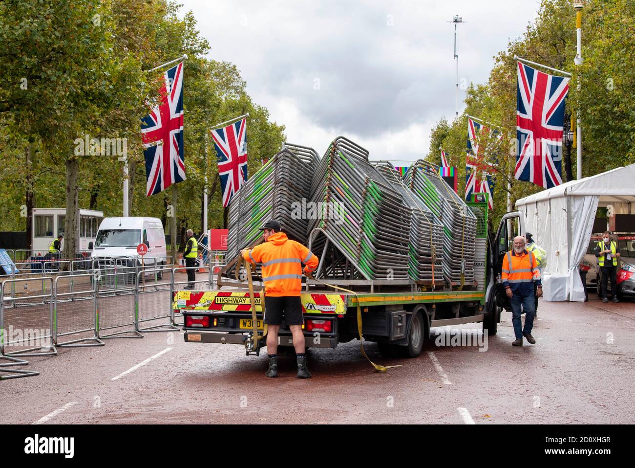 Workers for Sunbelt Rentals Engineered Access entlasten Barrieren an der Ziellinie des 40. London Marathon.nur Elite-Läufer werden die Strecke in diesem Jahr laufen, wobei alle anderen an einem ‘virtuellen’ Marathon teilnehmen. Das Rennen findet auf einer geschlossenen Bio-sicheren Rundstrecke rund um den St James's Park im Zentrum von London in der Mall, Birdcage Walk & Horse Guards Parade statt. Stockfoto