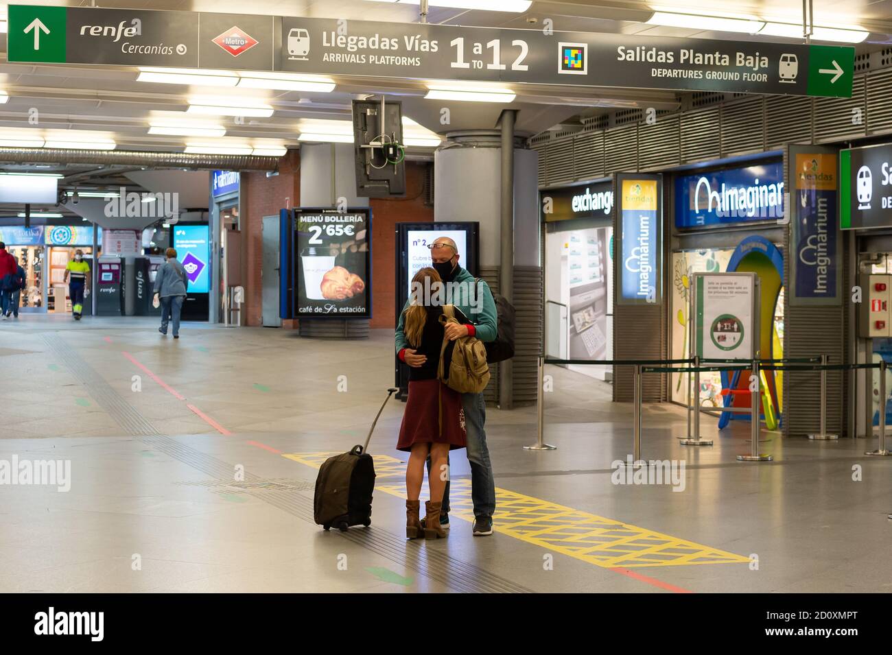 Madrid, Spanien. Oktober 2020. Ein Paar in Atocha, dem Hauptbahnhof.heute ist der erste Tag der Haft in der Gemeinschaft von Madrid aufgrund der Zunahme der Covid 19 Infektionen verhängt. Kredit: SOPA Images Limited/Alamy Live Nachrichten Stockfoto