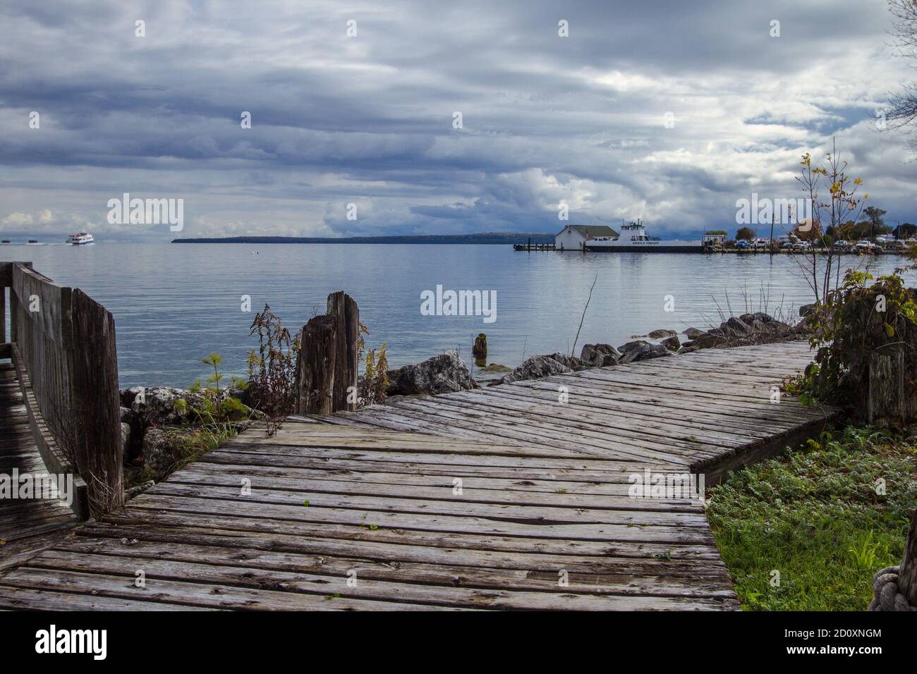Stadtpromenade St. Ignace. Holzboardwalk entlang der Küste der Großen Seen am Lake Huron, im Dorf St. Ignace auf der oberen Halbinsel. Stockfoto