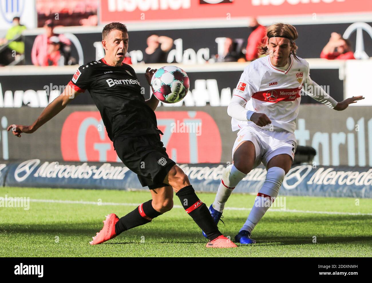 Stuttgart, Deutschland. Oktober 2020. Santiago Arias (L) aus Leverkusen steht vor Borna Sosa aus Stuttgart während eines Bundesliga-Spiels zwischen dem VfB Stuttgart und Bayer 04 Leverkusen in Stuttgart, 3. Oktober 2020. Quelle: Philippe Ruiz/Xinhua/Alamy Live News Stockfoto