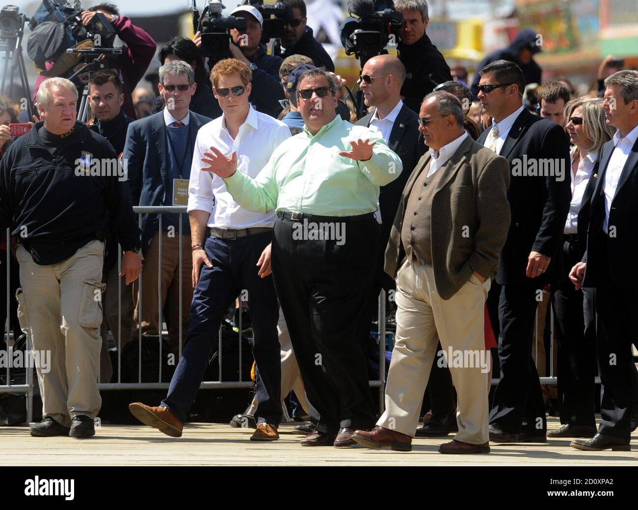 SEASIDE HEIGHTS, NJ - MAI 14: Prinz Harry und Gouverneur Chris Christie wie gesehen am 14. Mai 2013 in Seaside Heights, New Jersey Menschen: HRH Prinz Harry von Wales Gouverneur Chris Christie Kredit: Hoo-Me.com / MediaPunch Stockfoto