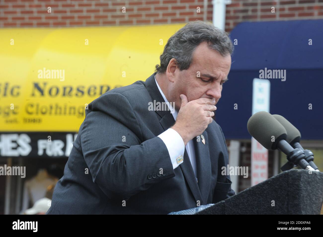 BELMAR, NJ - OKTOBER 29: Der Gouverneur von New Jersey Chris Christie und seine Frau Mary Pat nehmen zwei Jahre nach dem Hurrikan Sandy am 29. Oktober 2014 in Belmar, New Jersey, an einer Veranstaltung in Belmar Teil. Hurrikan Sandy wurde als der tödlichste und zerstörerischste Hurrikan der atlantischen Hurrikansaison 2012 registriert. Es verursachte Schäden in Höhe von über 68 Milliarden Dollar, und Hunderte von Menschen wurden auf dem Weg des Sturms in sieben Ländern getötet. Heute markiert, als seine Sturmflut traf New York City und die Umgebung, die Straßen, Tunnel und U-Bahn-Linien überschwemmt und Strom in und um die Stadt Menschen: Gove Stockfoto