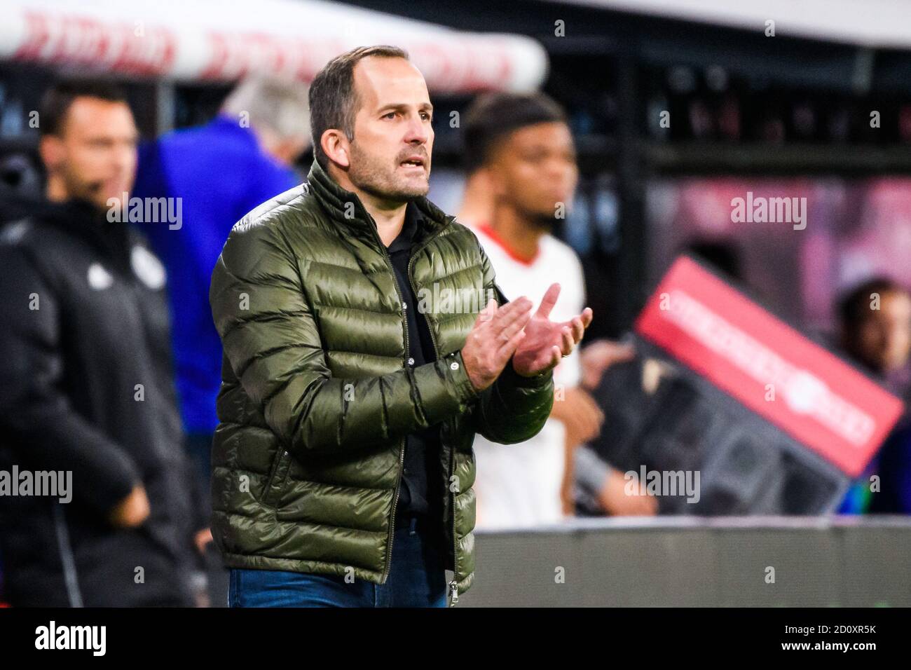 Leipzig, Deutschland. Oktober 2020. Manuel Baum, Cheftrainer von Schalke 04, reagiert beim Bundesligaspiel zwischen RB Leipzig und FC Schalke 04 am 3. Oktober 2020 in Leipzig. Quelle: Kevin Voigt/Xinhua/Alamy Live News Stockfoto