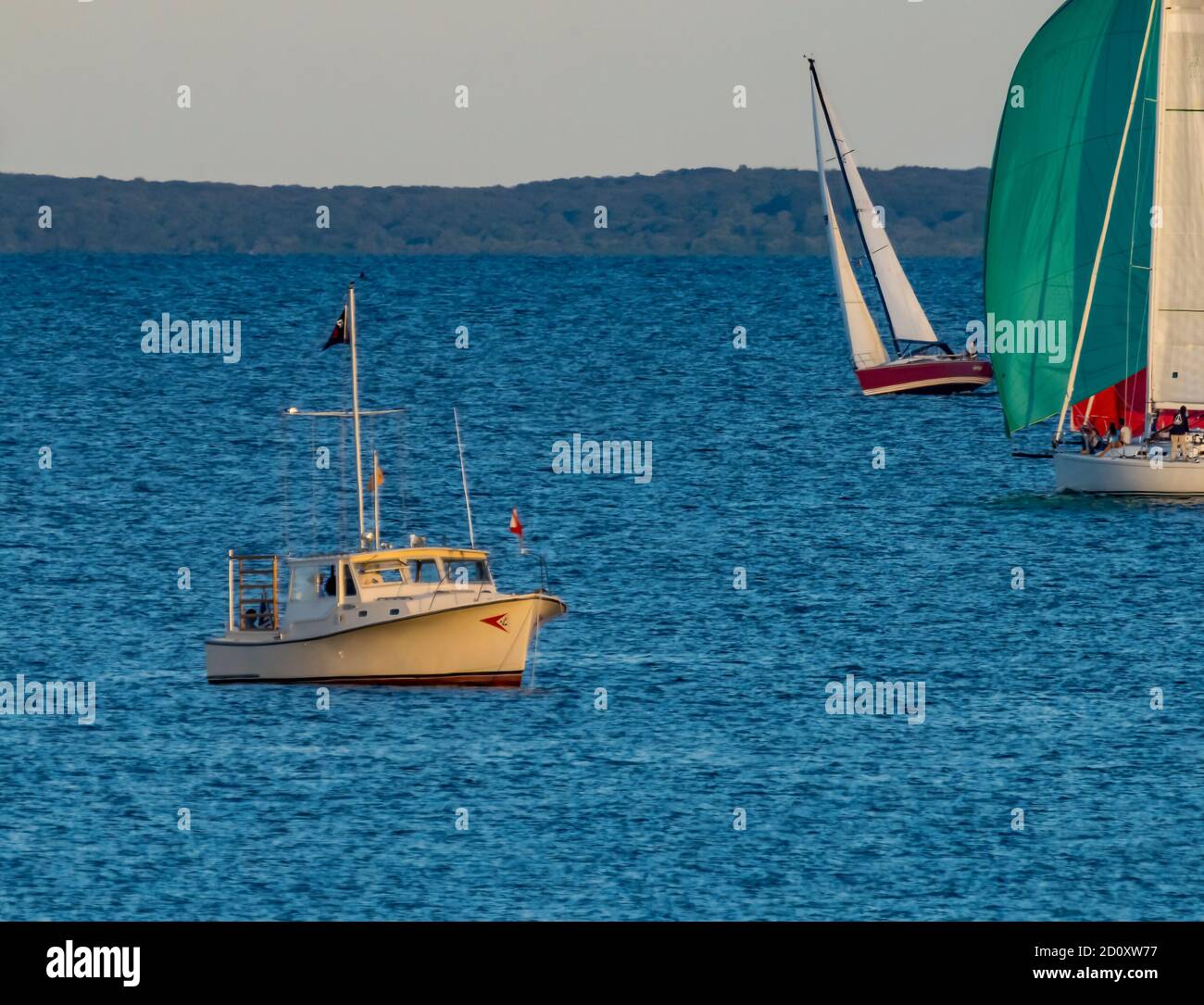 Yacht Club Committee Boot Start Linke Mittwoch Nacht Segelboot Rennen Padanaram Hafen Dartmouth Buzzards Bay Masschusetts. Stockfoto