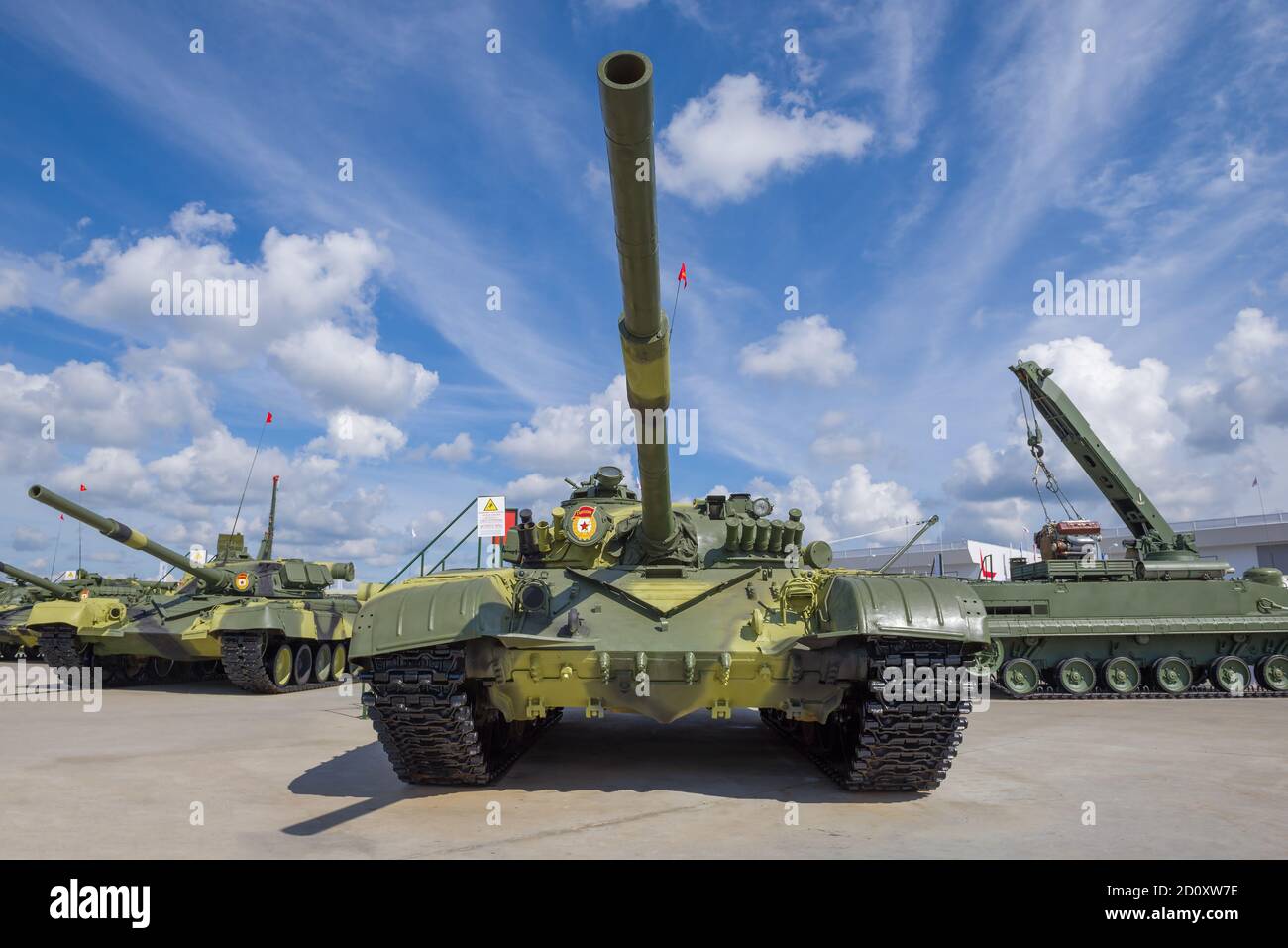 ALABINO, RUSSLAND - 25. AUGUST 2020: Die Export-Version des russischen Panzers Т-72М eine Nahaufnahme an einem sonnigen Tag. Ausstellung des internationalen Militärforums Stockfoto
