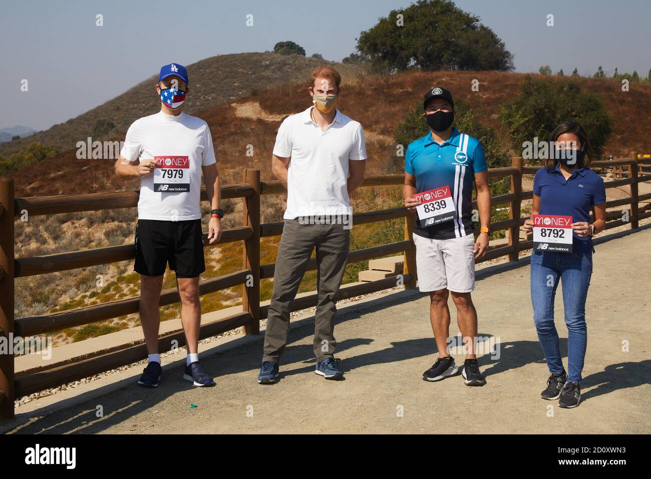 Der Duke of Sussex, Patron des London Marathon Charitable Trust, posiert mit Läufern in Los Angeles, bevor sie den virtuellen Virgin Money London Marathon besteigen. Stockfoto