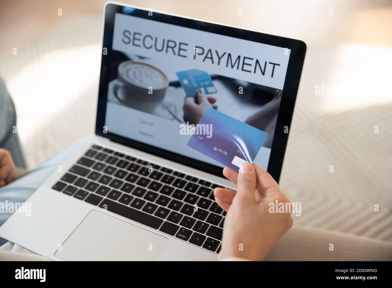 Kunde Hand mit Plastikkarte, die Online-Transaktionen am Laptop Stockfoto