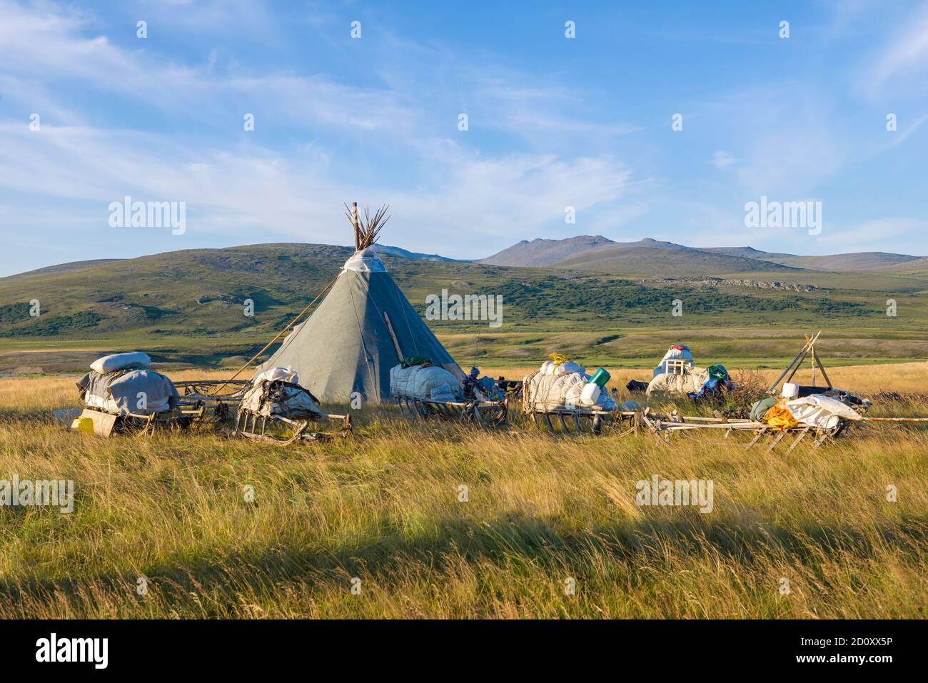 Blick auf das Lager der modernen Rentierhirten an einem sonnigen Augustmorgen. Jamal, Russland Stockfoto