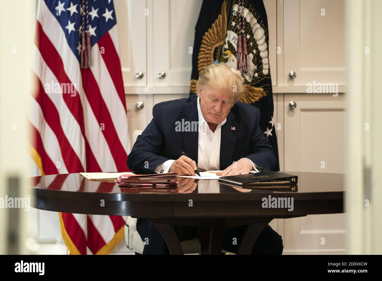 Bethesda, Vereinigte Staaten Von Amerika. Oktober 2020. Präsident Donald J. Trump arbeitet in der Präsidenten-Suite im Walter Reed National Military Medical Center in Bethesda, MD. Samstag, 3. Oktober 2020, nach Tests positiv für COVID-19. Personen: Präsident Donald Trump Kredit: Storms Media Group/Alamy Live News Stockfoto