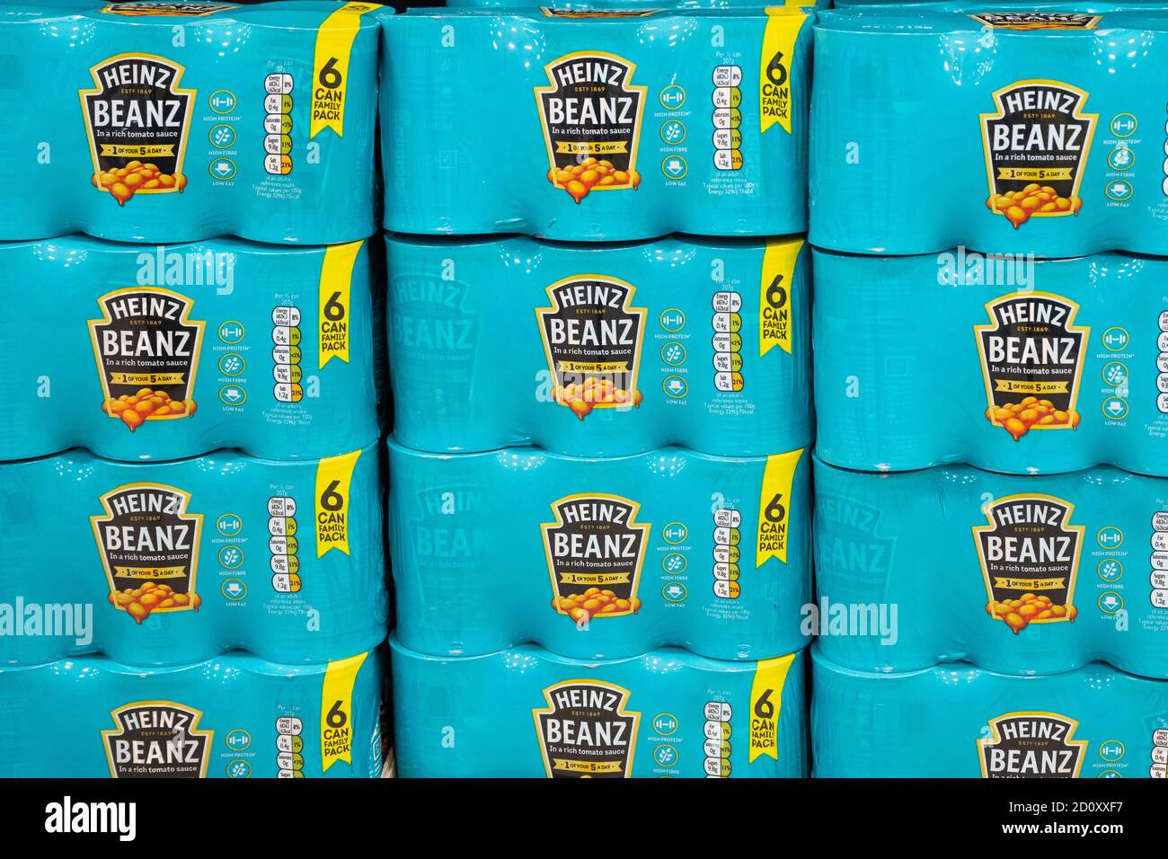 Packs von Heinz Baked Beans zum Verkauf in einem Supermarkt in Cardiff, Wales, Vereinigtes Königreich. Stockfoto