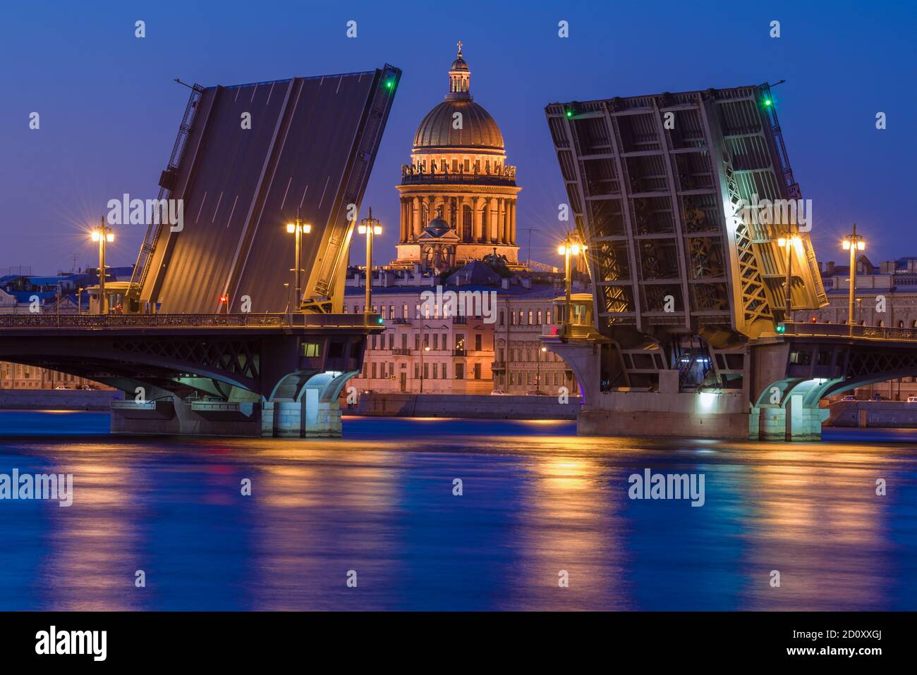 Die Kuppel der Isaakskathedrale in der Ausrichtung der geschiedenen Verkündigung Brücke in einer weißen Nacht. Sankt Petersburg, Russland Stockfoto