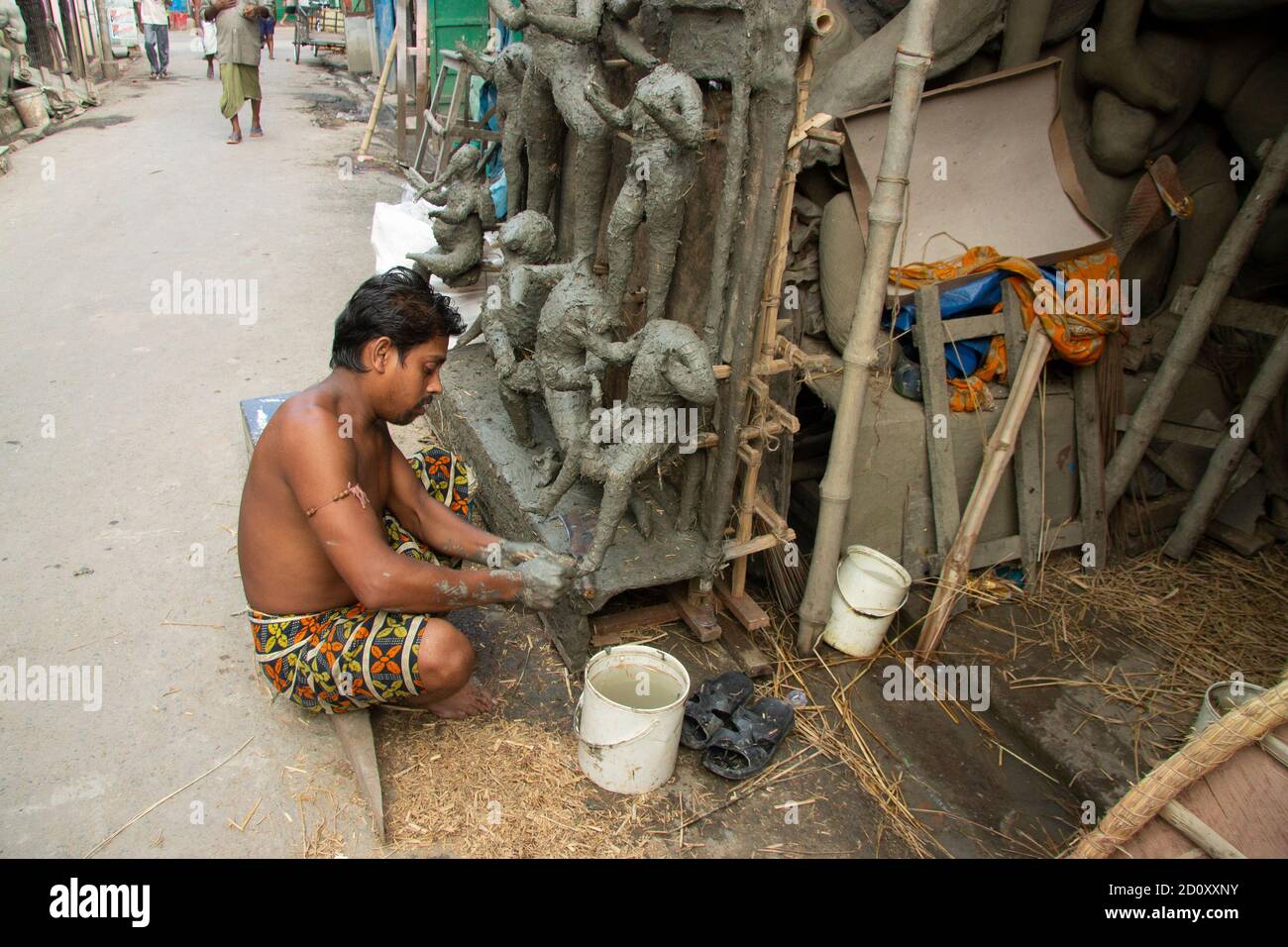 Kolkata, Westbengalen/Indien - 09.20.2012: Künstler machen Tonidole der Durga Göttin und malen sie für das Durga Puja Festival Stockfoto