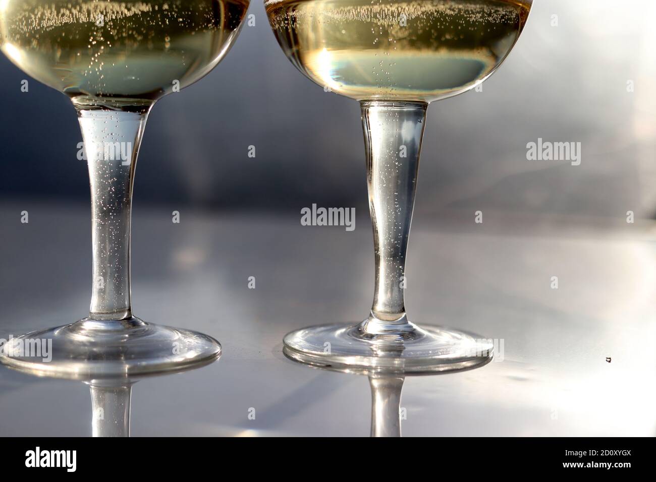 Sekt in Hollow Stem Champaign Gläser Stockfoto