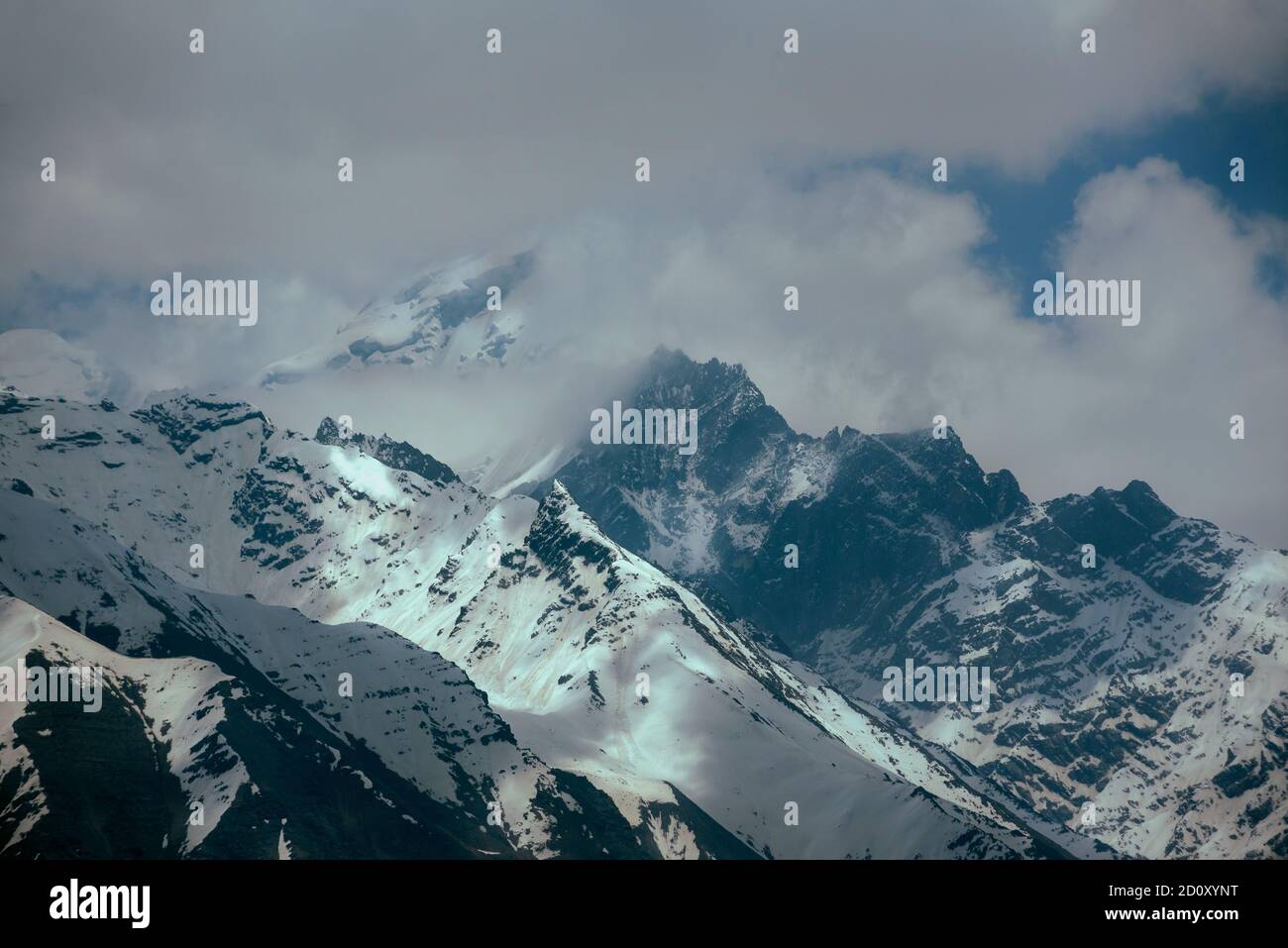 Landschaftsaufnahme des Kinnaur Kailash Berggipfels in Himachal Pradesh, Indien Stockfoto