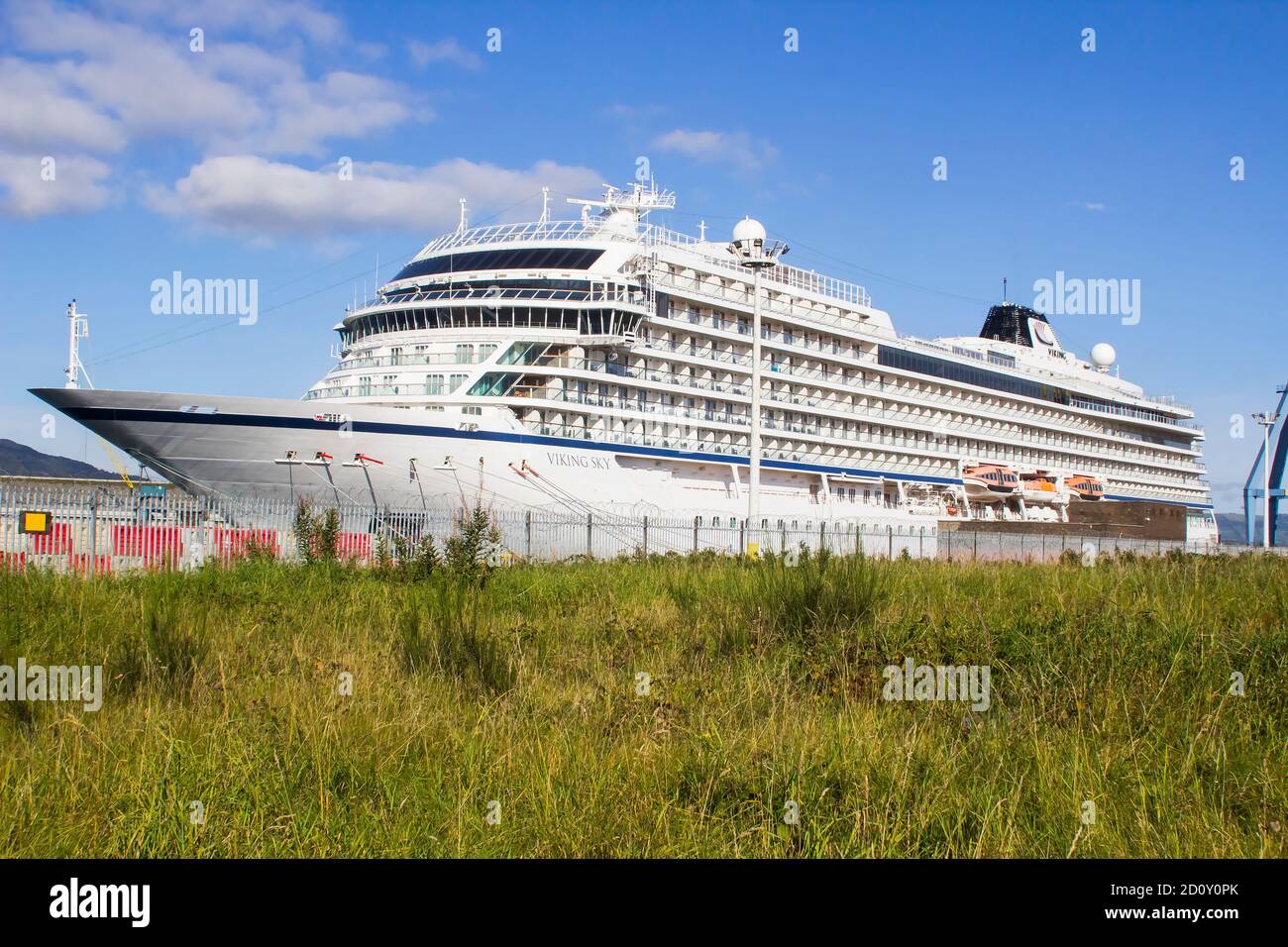 27. September 2020 , ein bescheidener Kreuzfahrtschiff, liegt im Tiitanic Quarter auf Queens Island in Belfast Nordirland an einem wunderschönen Herbst Stockfoto