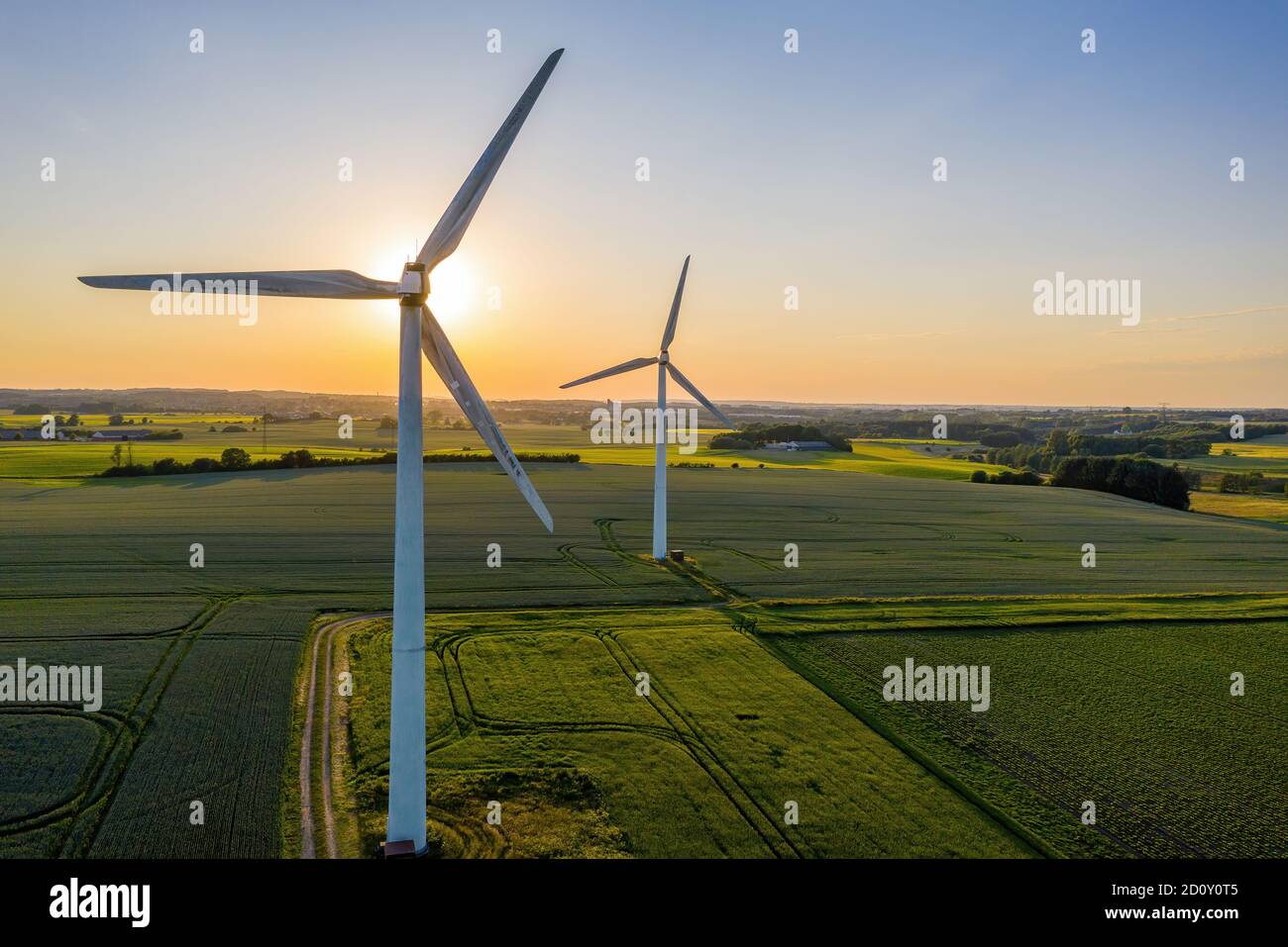 Windkraftanlagen, die Strom produzieren, gebaut auf einem Feld in Skanderborg, Dänemark Stockfoto