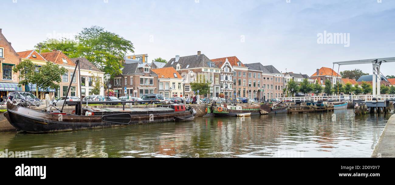Zwolle, Niederlande - 26. September 2020: City Center von Zwolle mit Kanälen, alten historischen Schiffen und Häusern und Brücke. Stockfoto