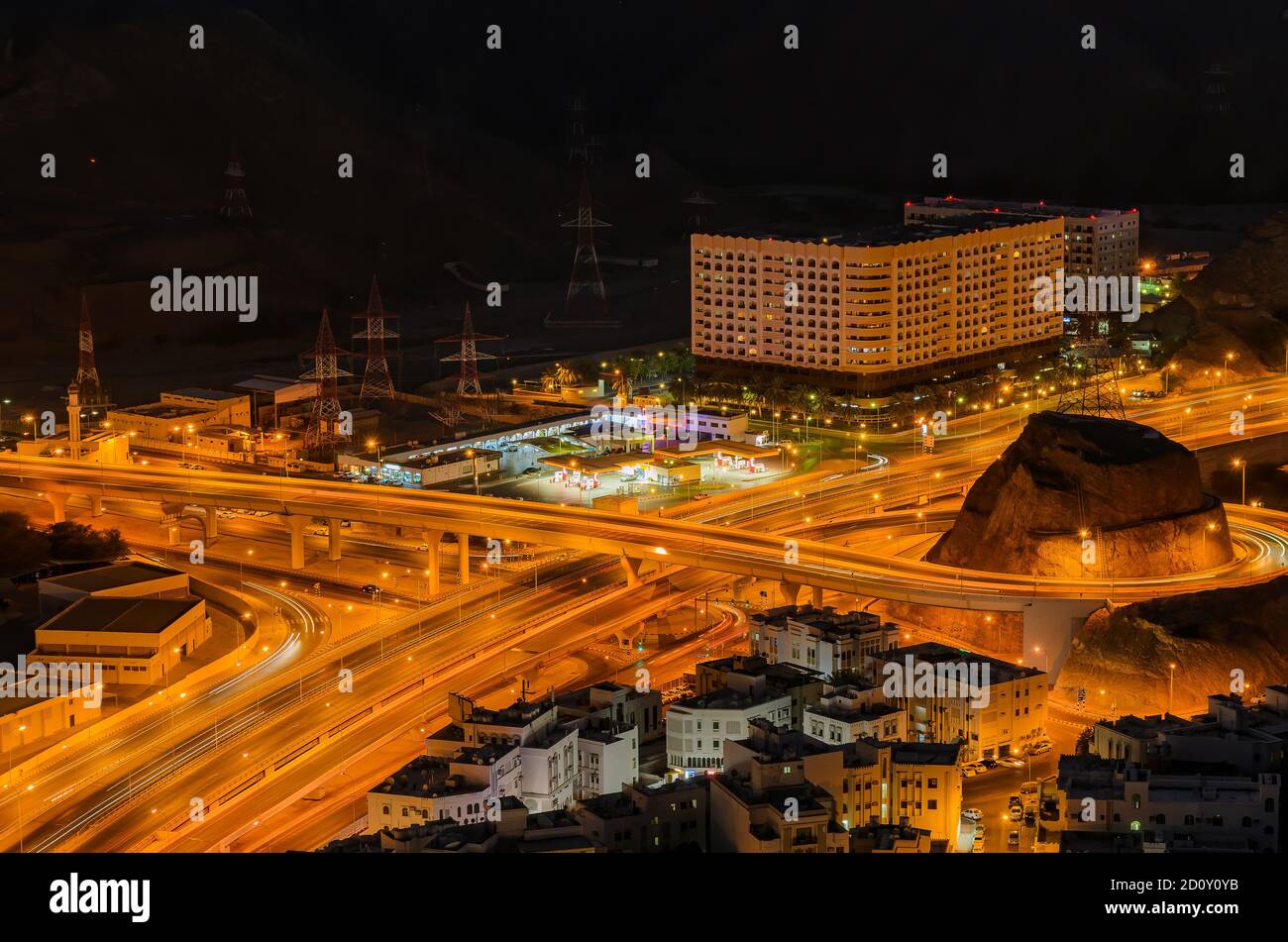 Bewegungsparcours und Verkehr einer beleuchteten Muskatstadt am Abend. Stockfoto