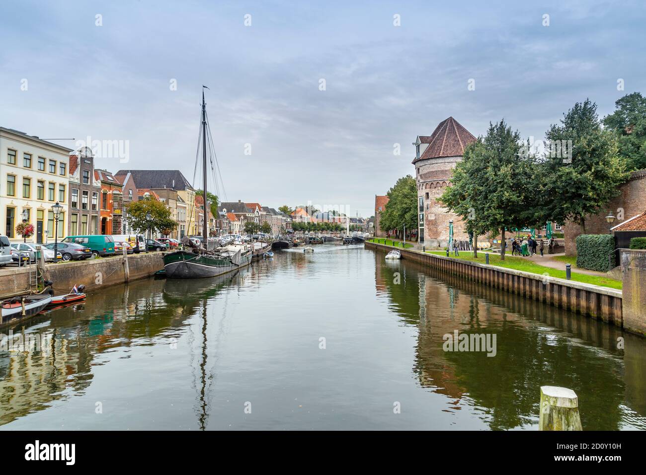 Zwolle, Niederlande - 26. September 2020: City Center von Zwolle mit Kanälen, alten historischen Schiffen und Häusern und Brücke. Stockfoto