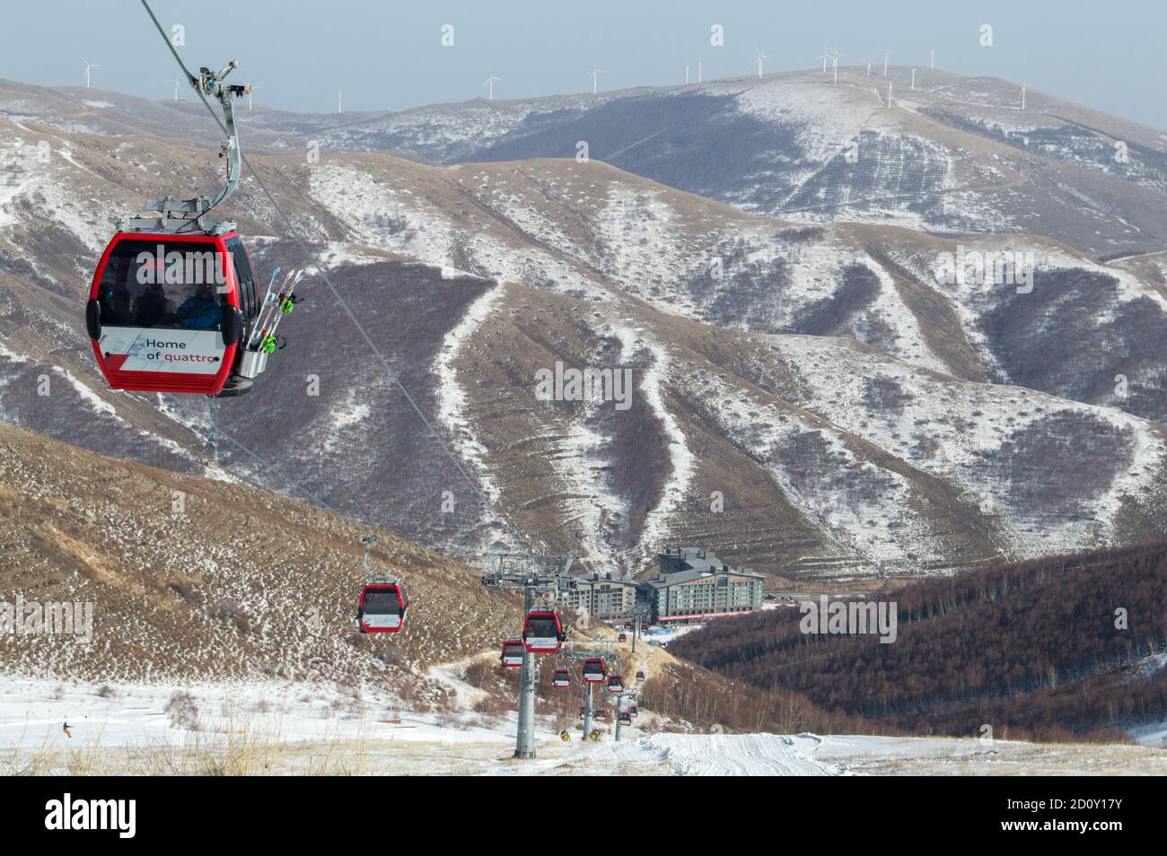 Zhangjiakou, Provinz Hebei / China - 13. Februar 2015: Genting Olympic Resort, verschneiten Bergresort, die Gastgeber Skifahren und Snowboarden Veranstaltungen Stockfoto