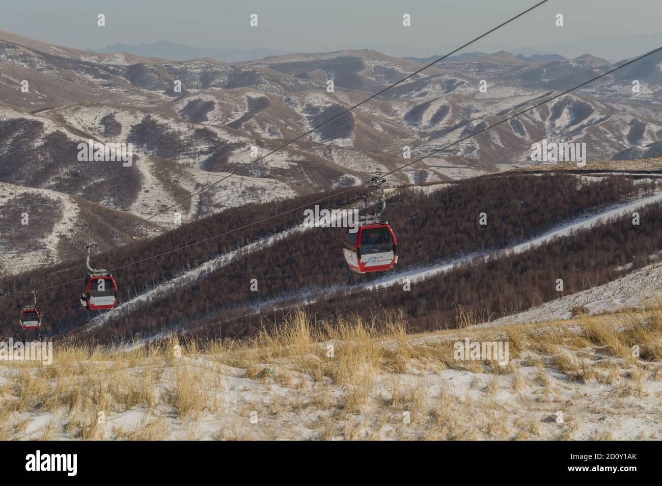 Zhangjiakou, Provinz Hebei / China - 13. Februar 2015: Genting Olympic Resort, verschneiten Bergresort, die Gastgeber Skifahren und Snowboarden Veranstaltungen Stockfoto