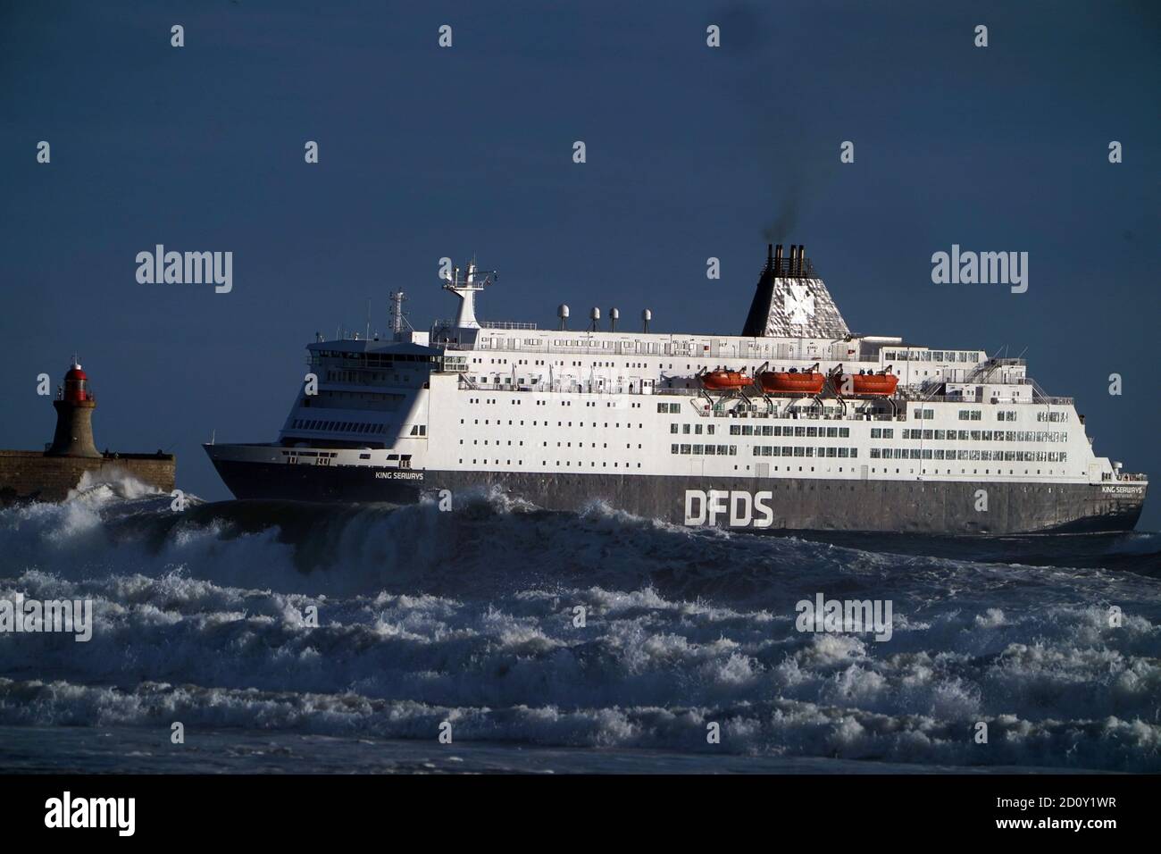 Die von DFDS Seaways betriebenen King Seaways kommen an der Mündung des Tyne aus Amsterdam in rauer See an. Das nasse Wochenende in Großbritannien wird fortgesetzt, da die Wetterwarnung für Regen in Teilen von Wales und England verlängert wurde. Stockfoto