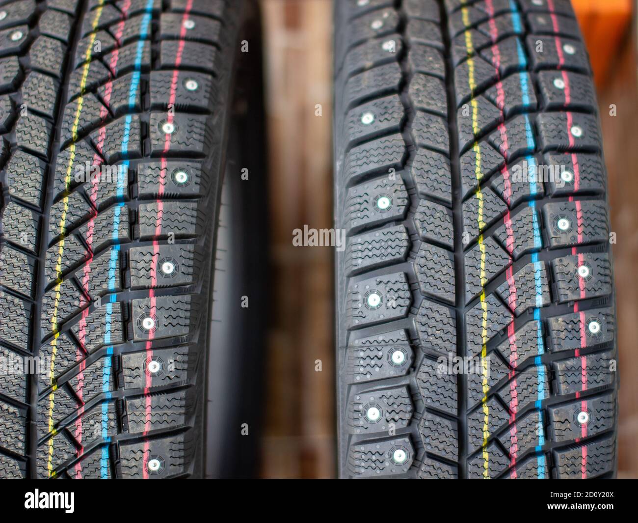 Neue, schwarze Winterreifen mit Spikes. Stockfoto