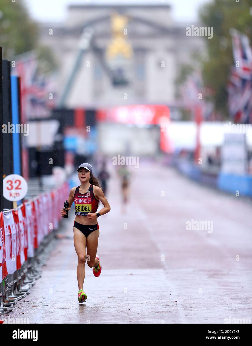 Die US-Amerikanerinnen Molly Seidel beim Women's Elite Race während des Virgin Money London Marathon rund um den St James' Park in Aktion. Stockfoto