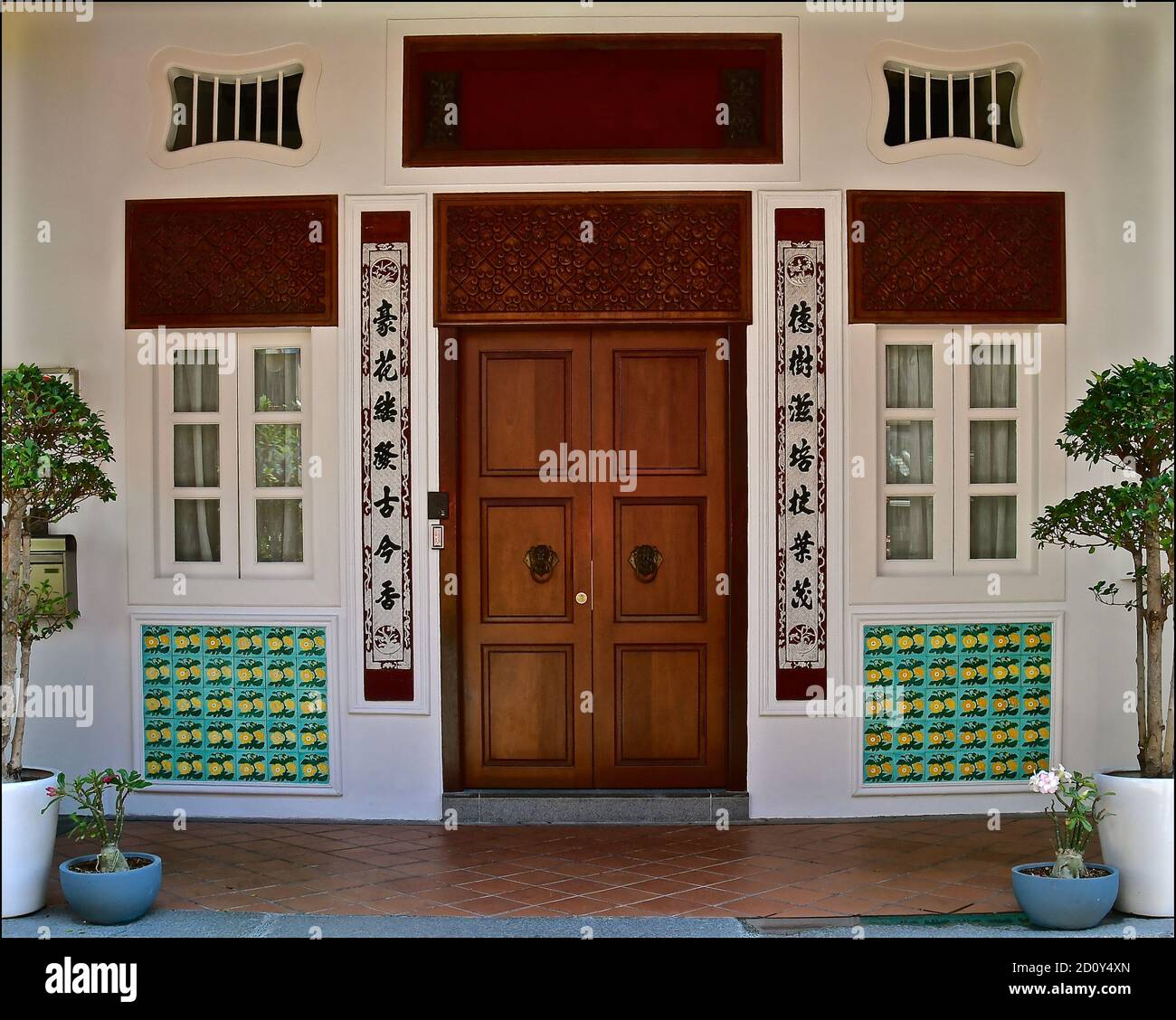 Restauriertes peranakan-Ladenhaus mit Mosaiken aus grünen und gelben Blumenfliesen an der Fassade. Diese Gebäude sind typisch für die in ganz China gefunden Stockfoto