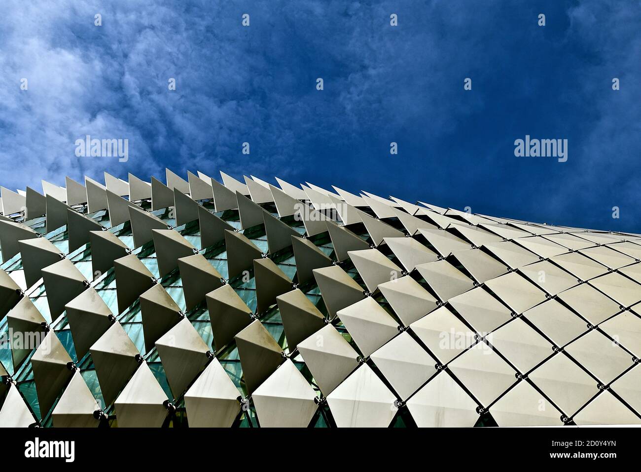 Nahaufnahme der weißen quadratischen Metallplatten, die eine Vielzahl von Texturen von glatt bis spiky, vor einem blauen Himmel Hintergrund. Stockfoto