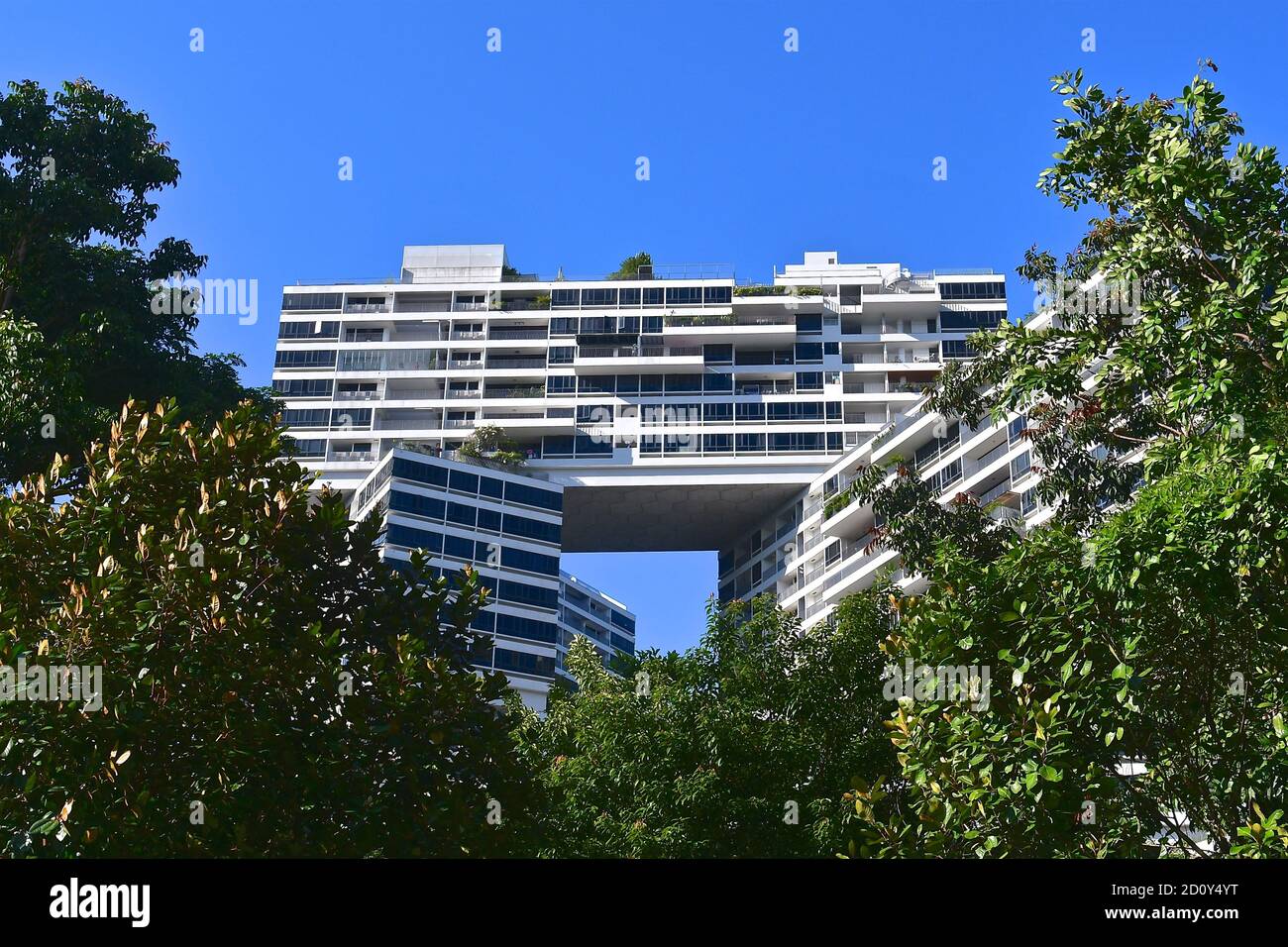 Blick nach oben auf die modernen Apartments, die wie ein Haufen von Blöcken aussehen. Stockfoto