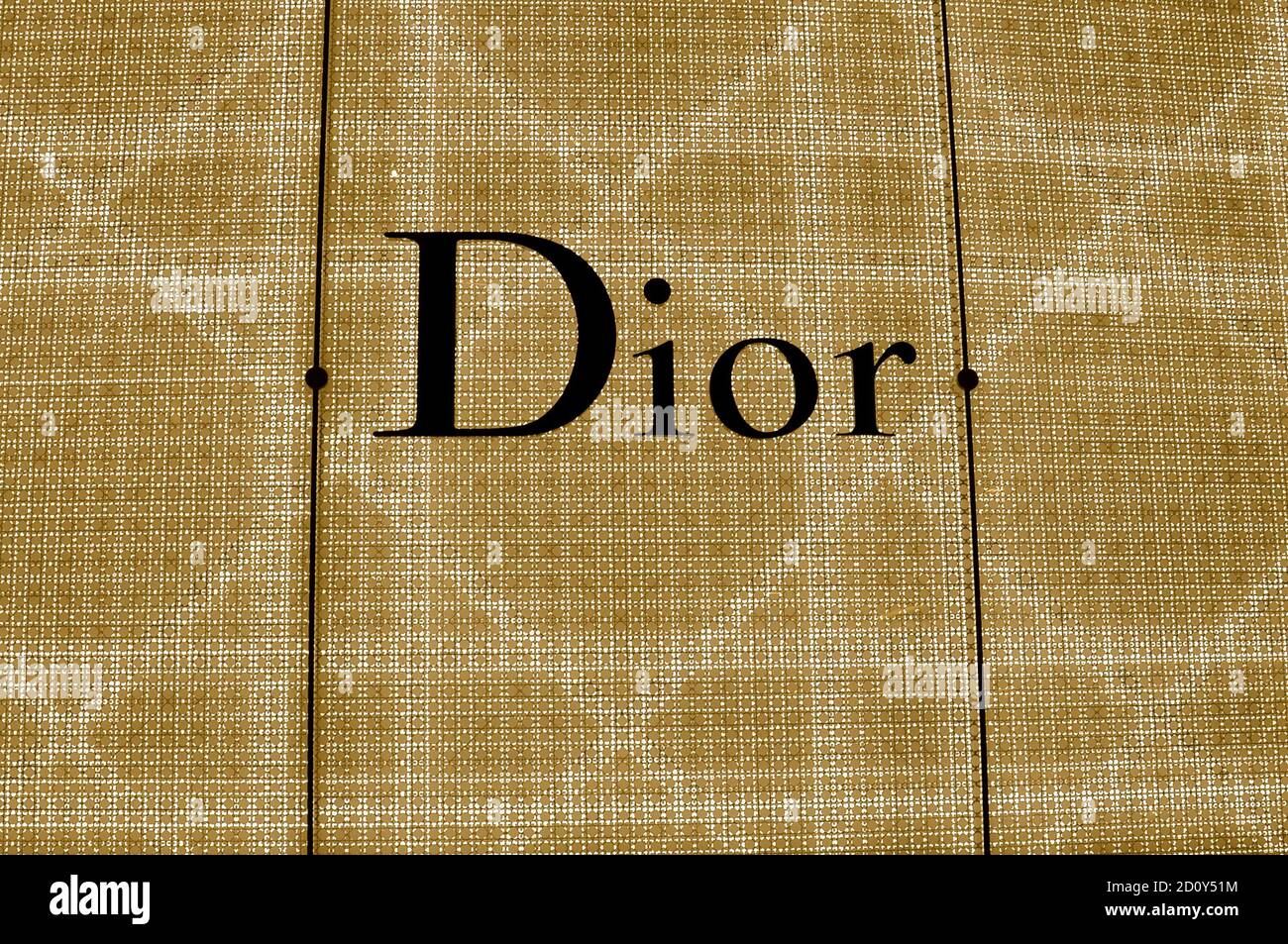 Beleuchtetes Schaufelfrontschild des Luxusdesigners Dior Store. Stockfoto