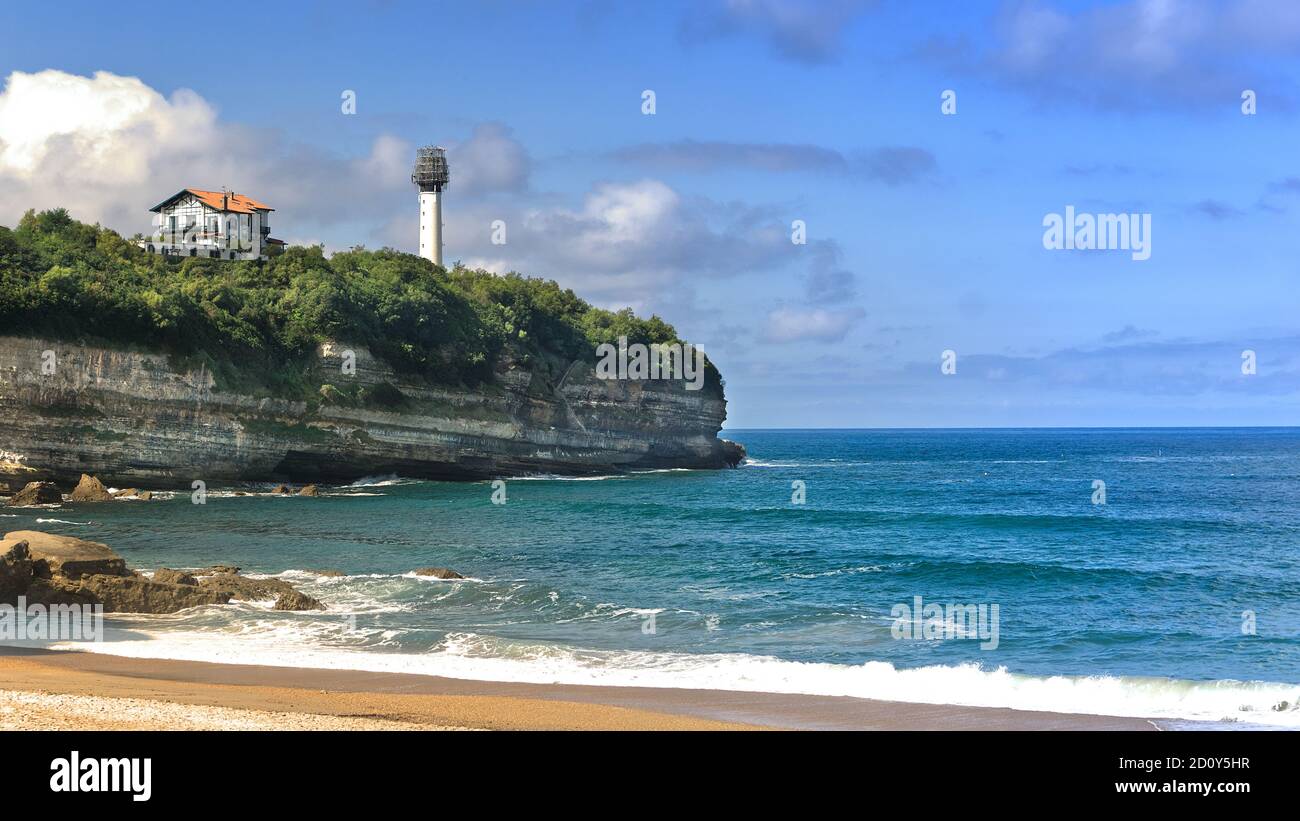 Der Leuchtturm Biarritz markiert die Grenze zwischen der sandigen Küste der Landes und der felsigen Küste des Baskenlandes. Stockfoto