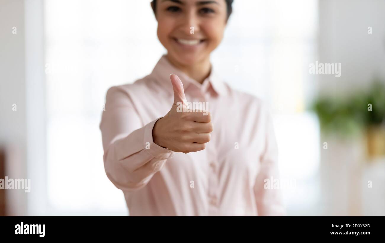 Nahaufnahme der Frau zeigen Daumen nach oben empfehlen Service Stockfoto