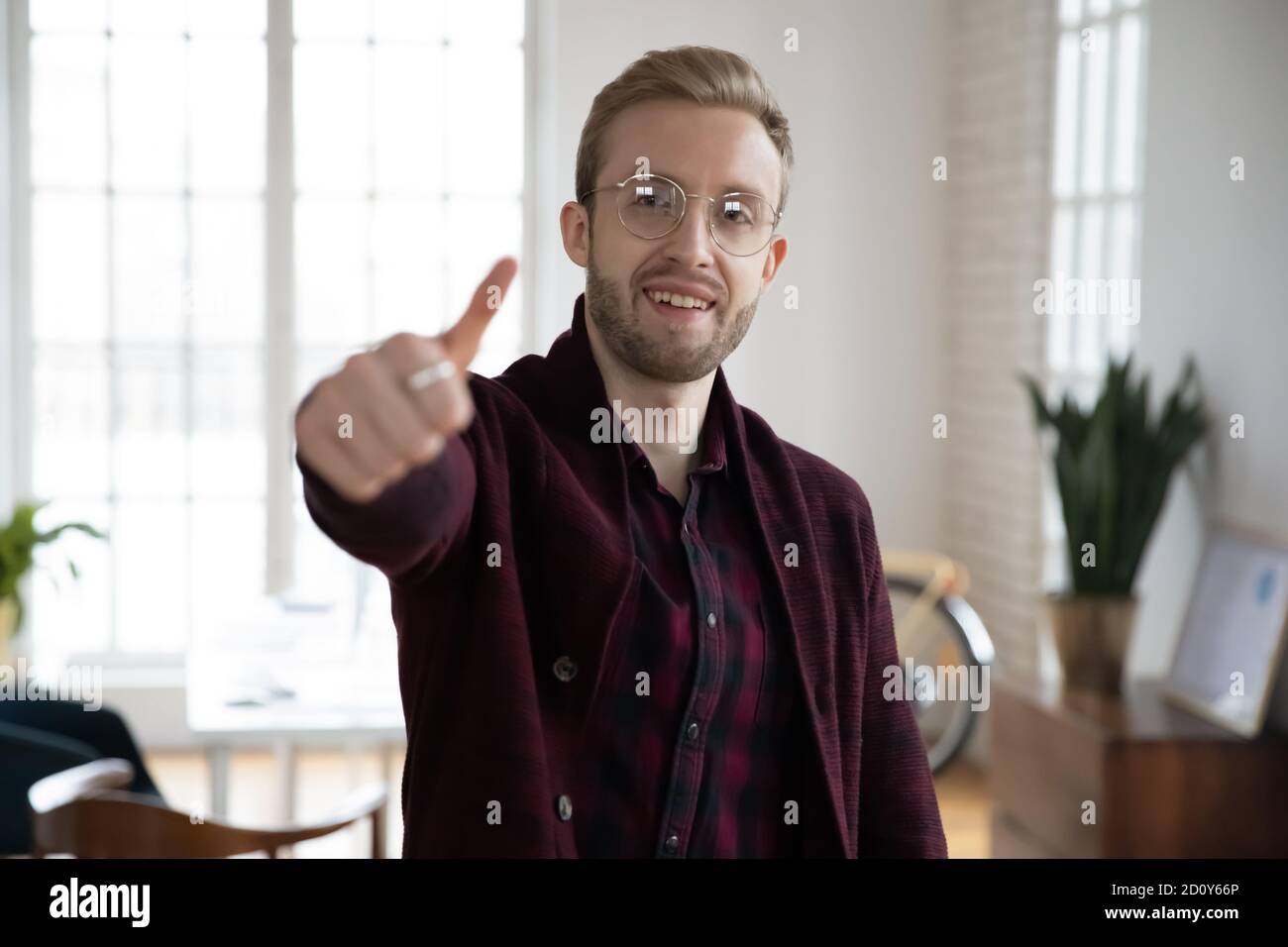 Profilbild von lächelnden Mann zeigen Daumen nach oben Stockfoto