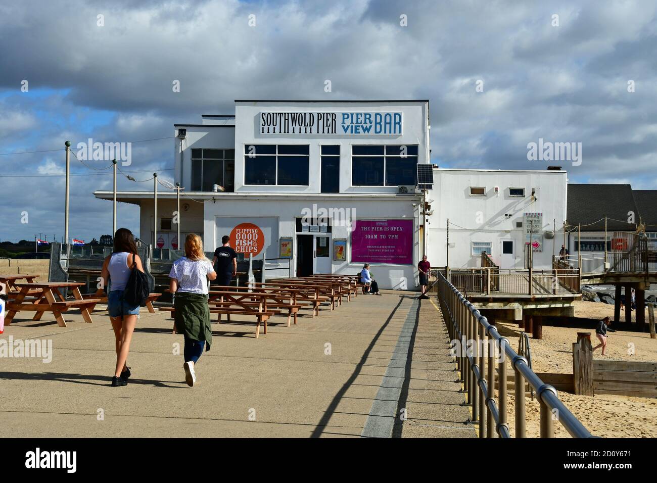 Blick auf Southwold Promenade und Pier im Southwold Seaside Resort in Suffolk, Großbritannien Stockfoto