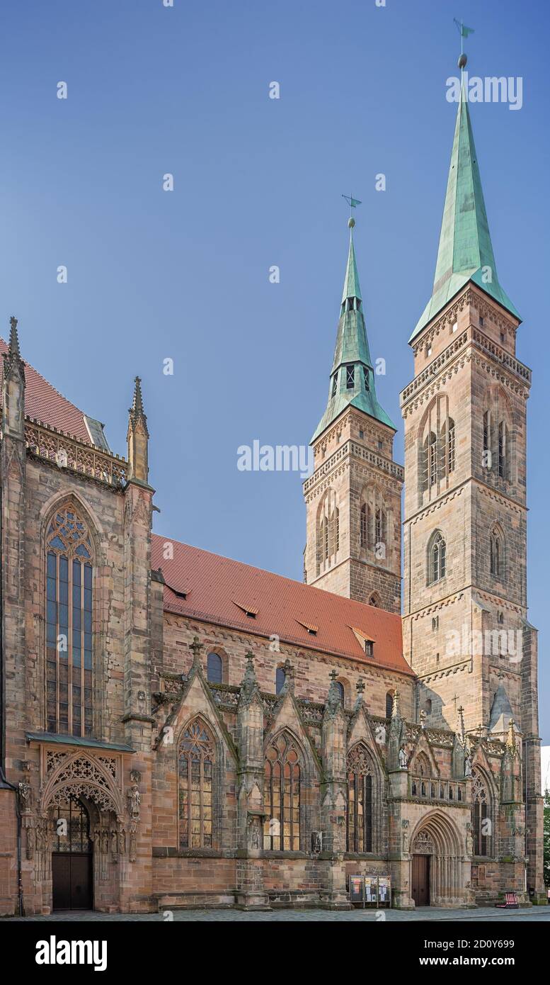 Seitenansicht der St. Sebaldus Kirche vom Rathausplatz in Nürnberg aus gesehen Stockfoto